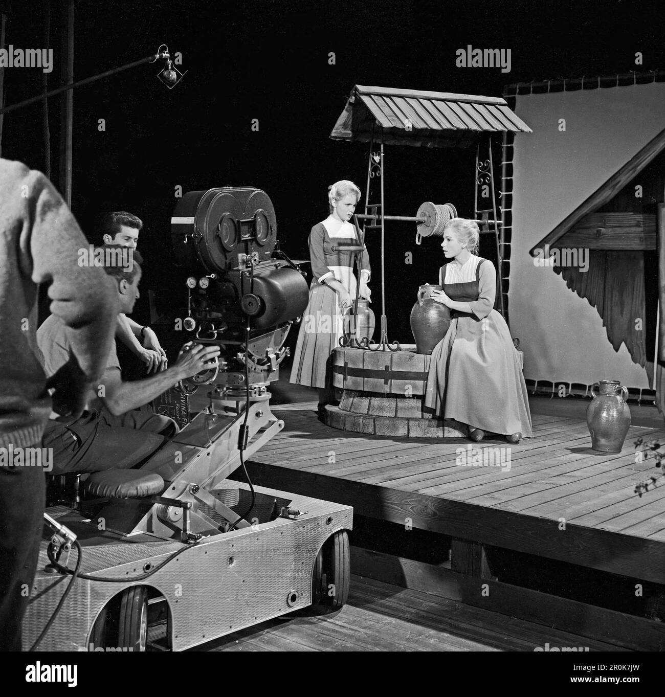 Faust, Spielfilm nach dem Stück von Johann Wolfgang von Goethe, Deutschland 1960, Regie: Peter Gorski, Darsteller: Heidi Leupolt, Ella Büchi vor der laufenden Kamera Stockfoto