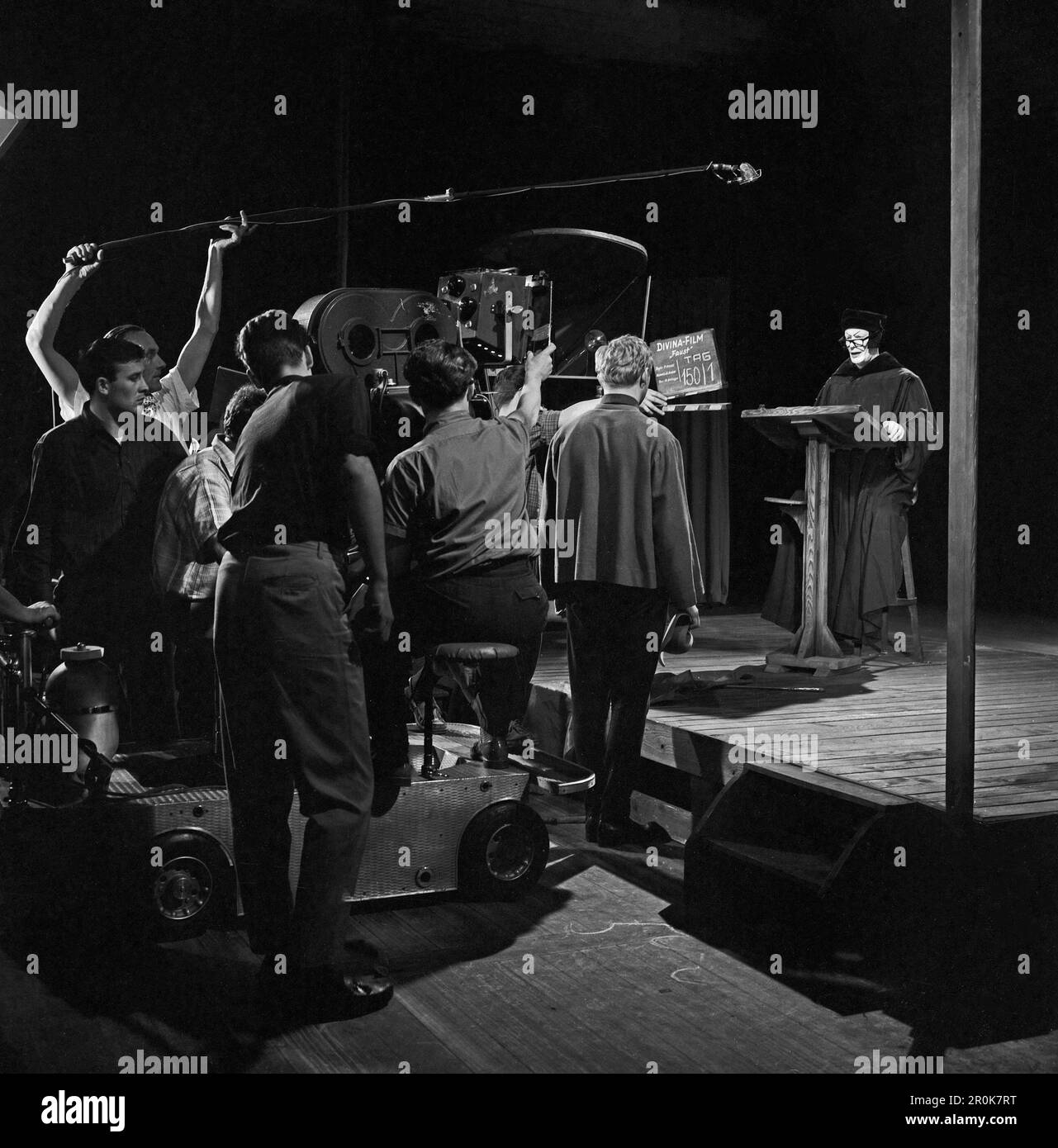 Faust, Spielfilm nach dem Stück von Johann Wolfgang von Goethe, Deutschland 1960, Regie: Peter Gorski, Darsteller: Gustaf Gründgens vor der Aufnahme hinter Regieklappe Stockfoto