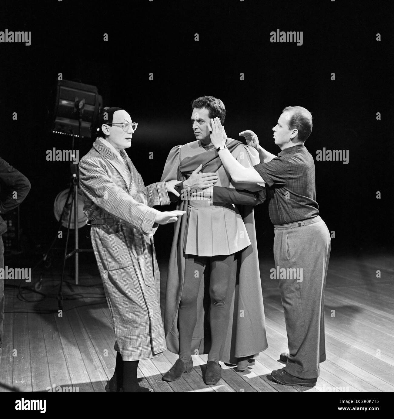 Faust, Spielfilm nach dem Stück von Johann Wolfgang von Goethe, Deutschland 1960, Regie: Peter Gorski, Darsteller Gustaf Gründgens mit will Quadflieg während der Nachschminkens bei einer Drehpause. Stockfoto