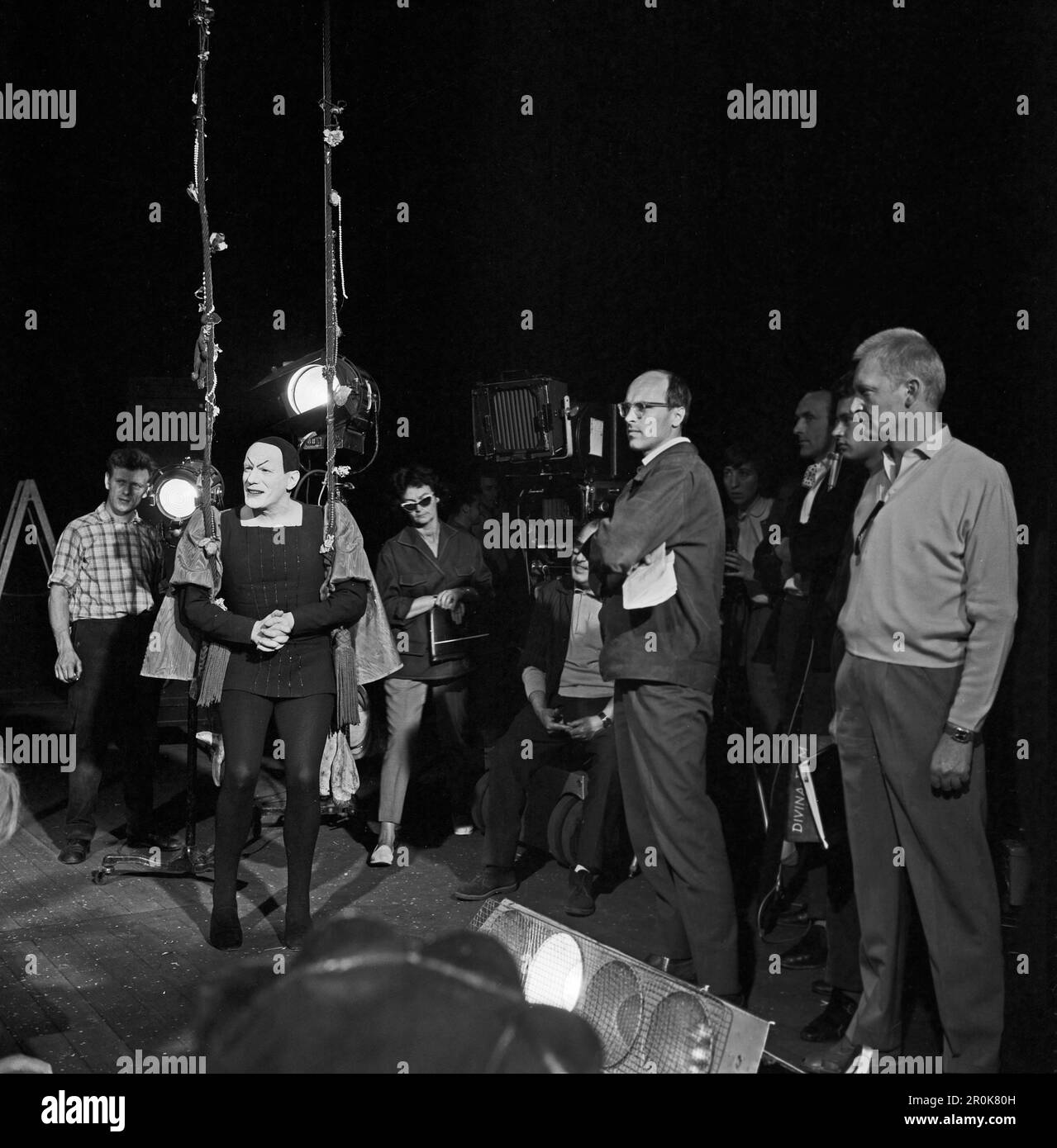 Faust, Spielfilm nach dem Stück von Johann Wolfgang von Goethe, Deutschland 1960, Regie: Peter Gorski, Darsteller: Gustaf Gründgens auf der Schaukel mit Filmteam Stockfoto
