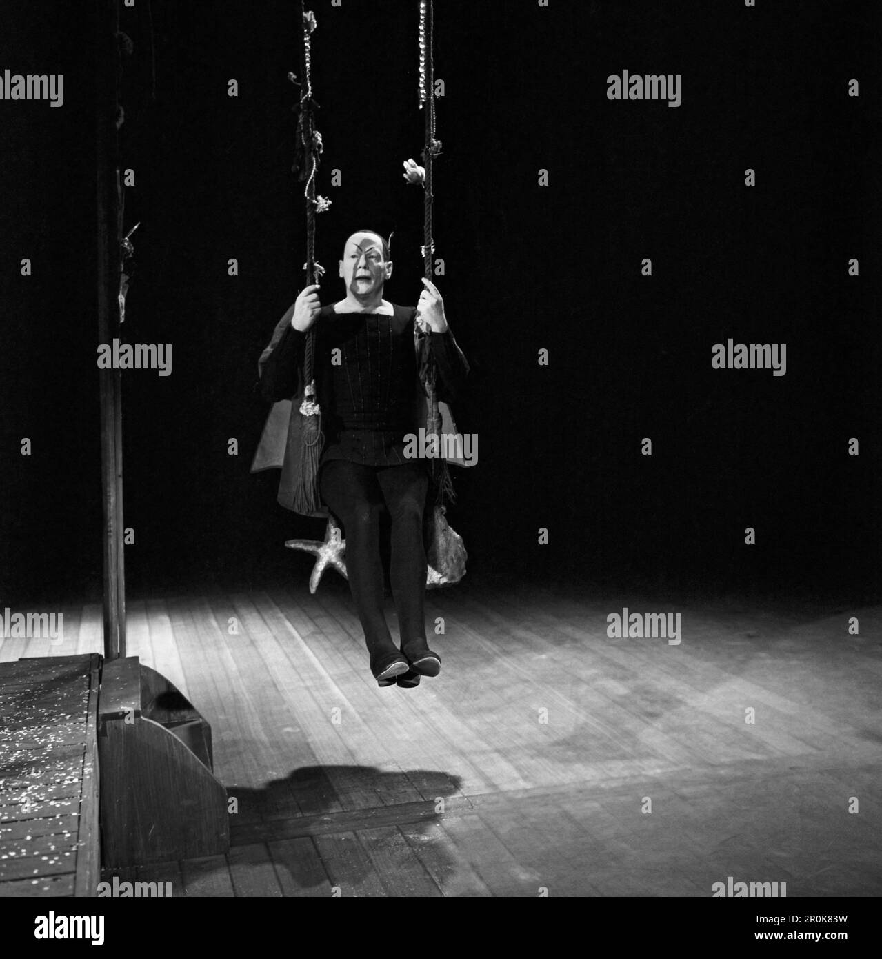 Faust, Spielfilm nach dem Stück von Johann Wolfgang von Goethe, Deutschland 1960, Regie: Peter Gorski, Darsteller: Gustaf Gründgens auf der Schaukel Stockfoto