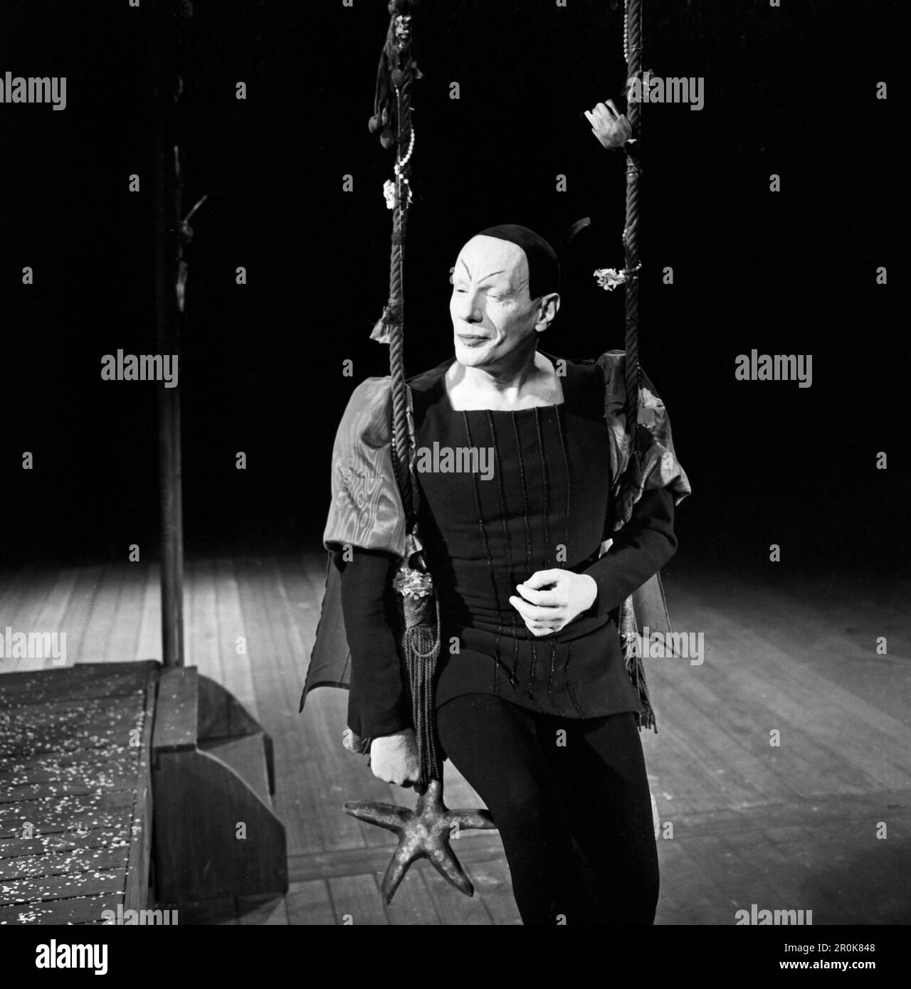 Faust, Spielfilm nach dem Stück von Johann Wolfgang von Goethe, Deutschland 1960, Regie: Peter Gorski, Darsteller: Gustaf Gründgens auf der Schaukel Stockfoto