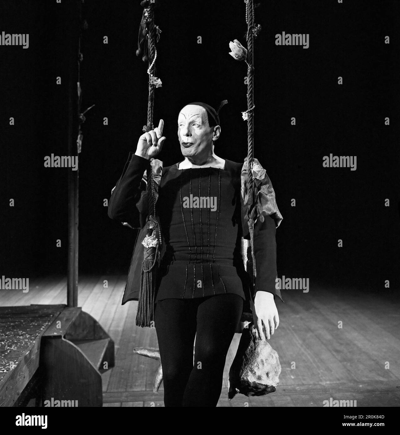 Faust, Spielfilm nach dem Stück von Johann Wolfgang von Goethe, Deutschland 1960, Regie: Peter Gorski, Darsteller: Gustaf Gründgens auf der Schaukel - Vorlage für Bild-ID 02606296. Stockfoto