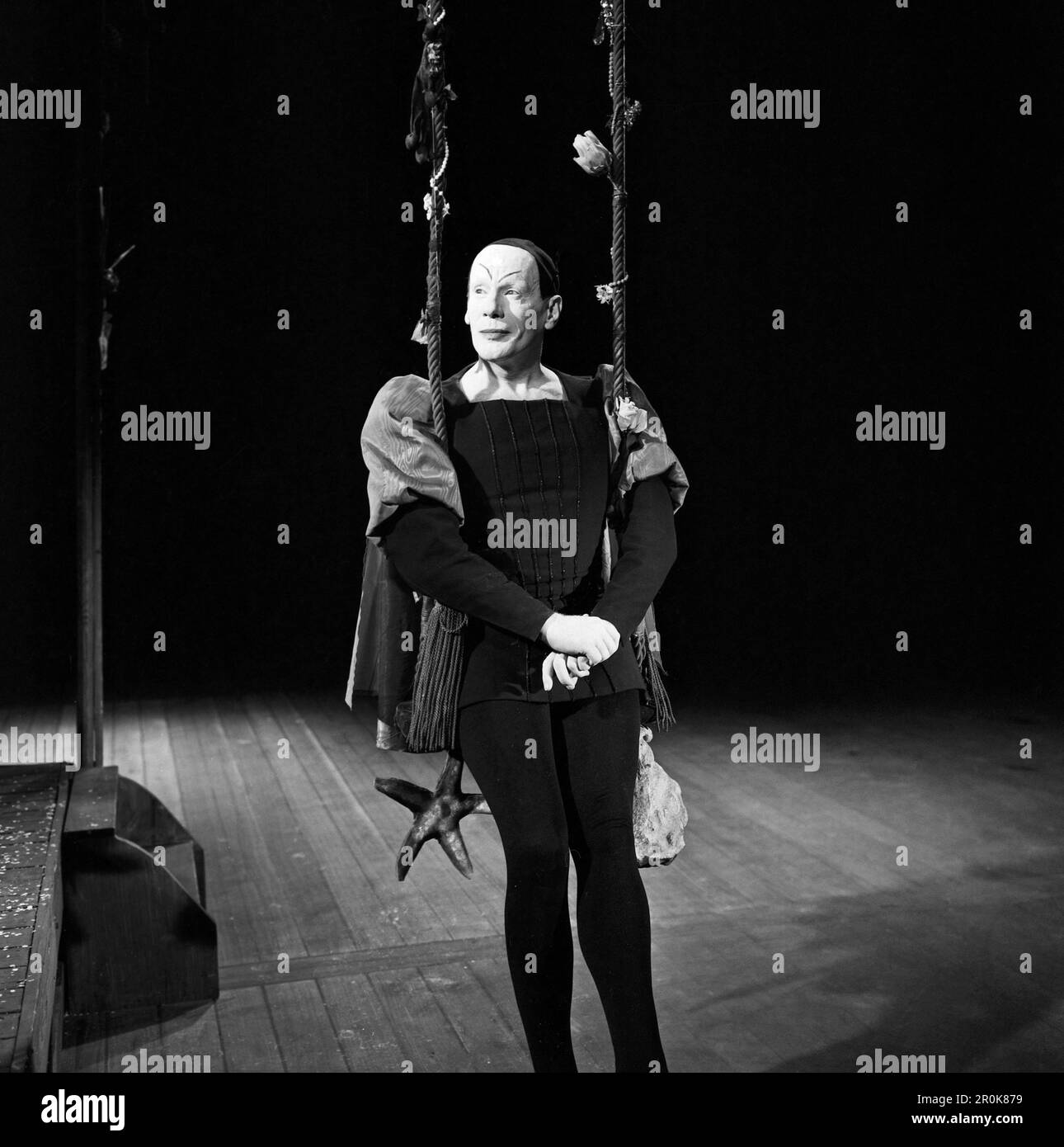 Faust, Spielfilm nach dem Stück von Johann Wolfgang von Goethe, Deutschland 1960, Regie: Peter Gorski, Darsteller: Gustaf Gründgens auf der Schaukel Stockfoto