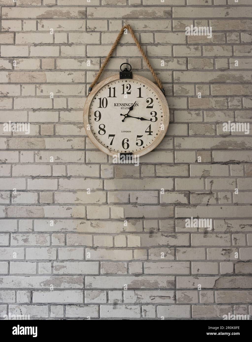 Wunderschöne rustikale Uhr, die im Vintage-Stil an einer Backsteinwand hängt Stockfoto