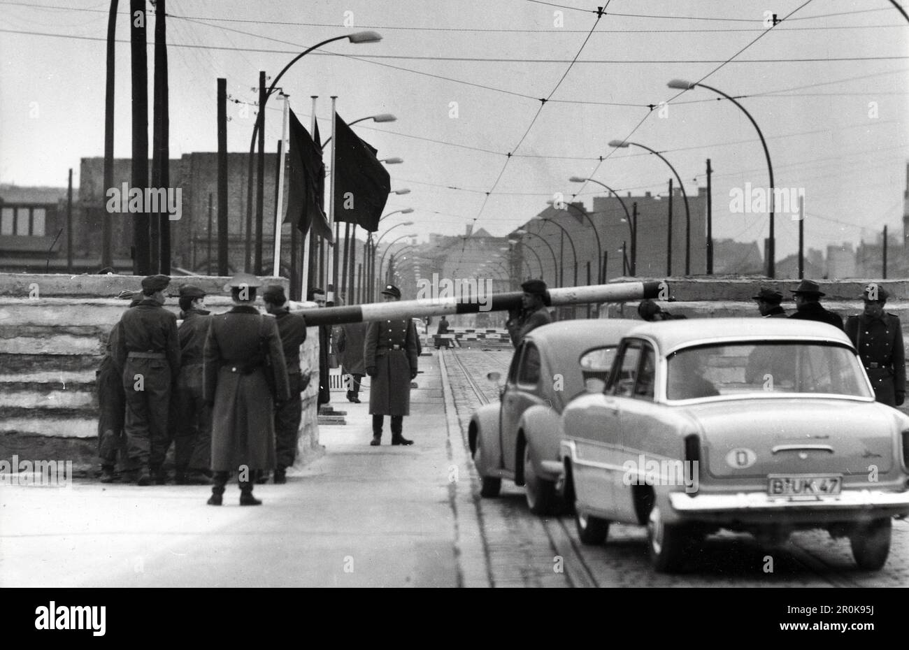 An der innerstädtischen Grenze werden Autos aus Westberlin vor der Fahrt in den Ostteil der Stadt von sowjetoschen Soldaten kontrolliert, Berlin, Deutschland 1962. Stockfoto