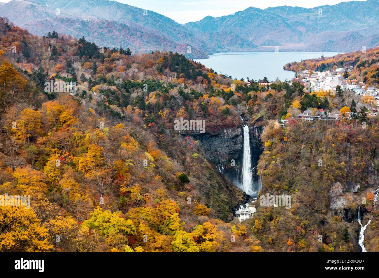 Nikko Kegon Wasserfall und See Chuzenji bunt im Herbst, Nikko, Präfektur Tochigi, Japan Stockfoto