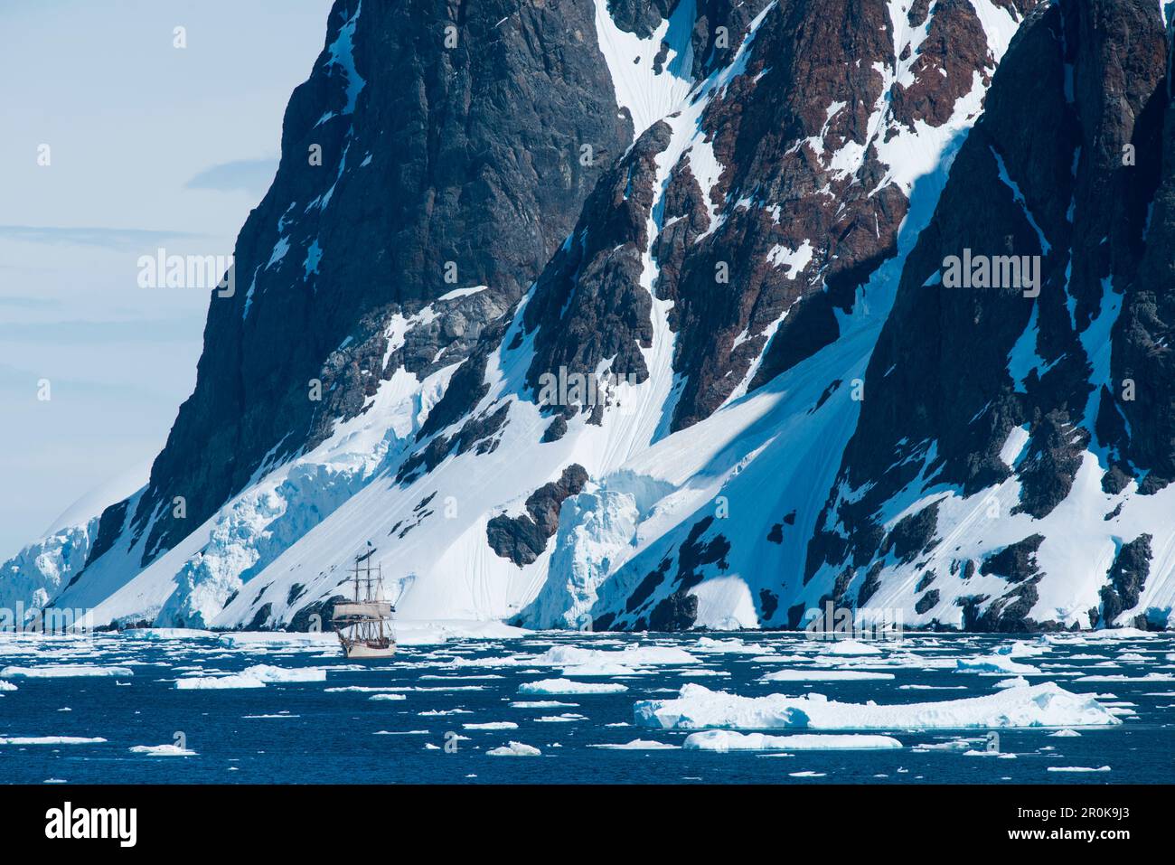 Segeln Rinde Europa inmitten von Eisschollen mit Bergen dahinter Stockfoto