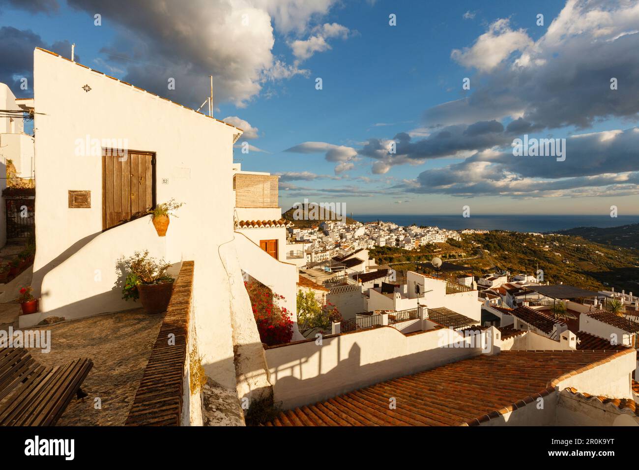 Blick über Frigiliana zum Mittelmeer, Pueblo Blanco, weißes Dorf, Costa del Sol, Malaga Provinz, Andalusien, Spanien, Europa Stockfoto
