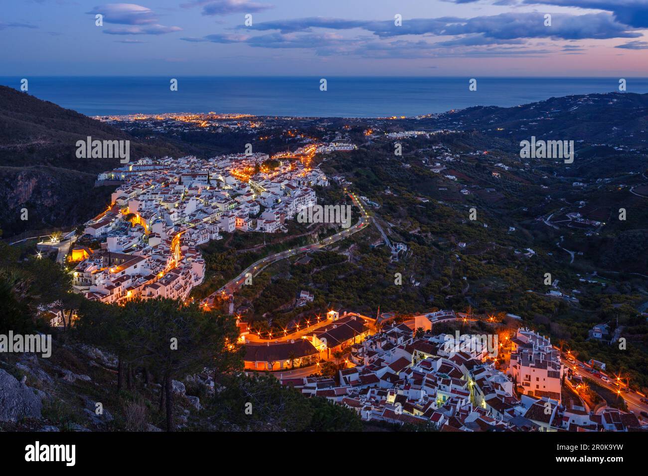 Blick über Frigiliana bis zum Mittelmeer, Pueblo Blanco, weißes Dorf, Costa del Sol, Malaga Provinz, Andalusien, Spanien, Europa Stockfoto