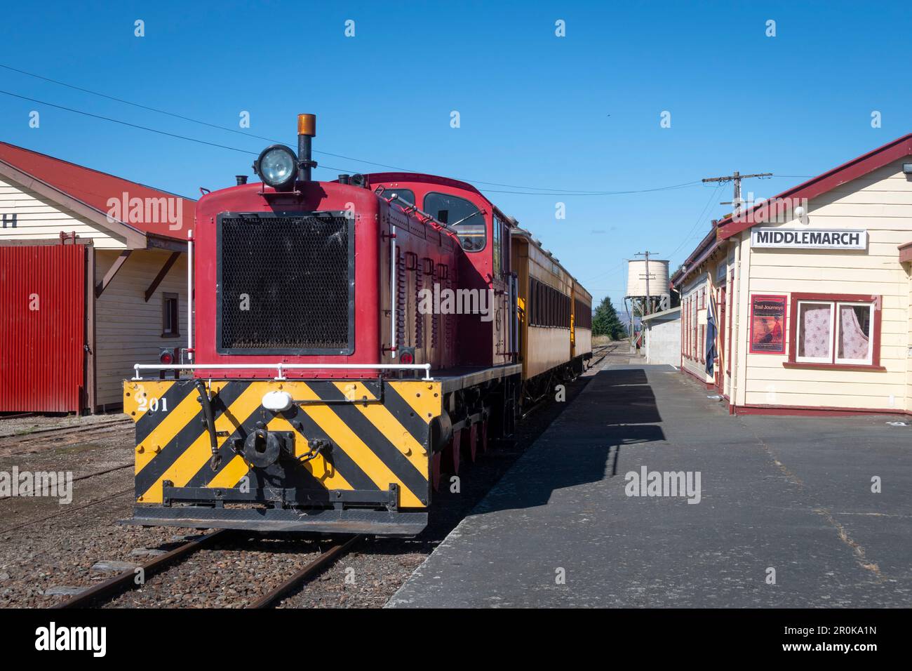 Dieselelektrische Lokomotive und Wagen am Bahnhof Middlemarch, Otago Central Railway und Central Otago Rail Trail, South Island, Neuseeland Stockfoto
