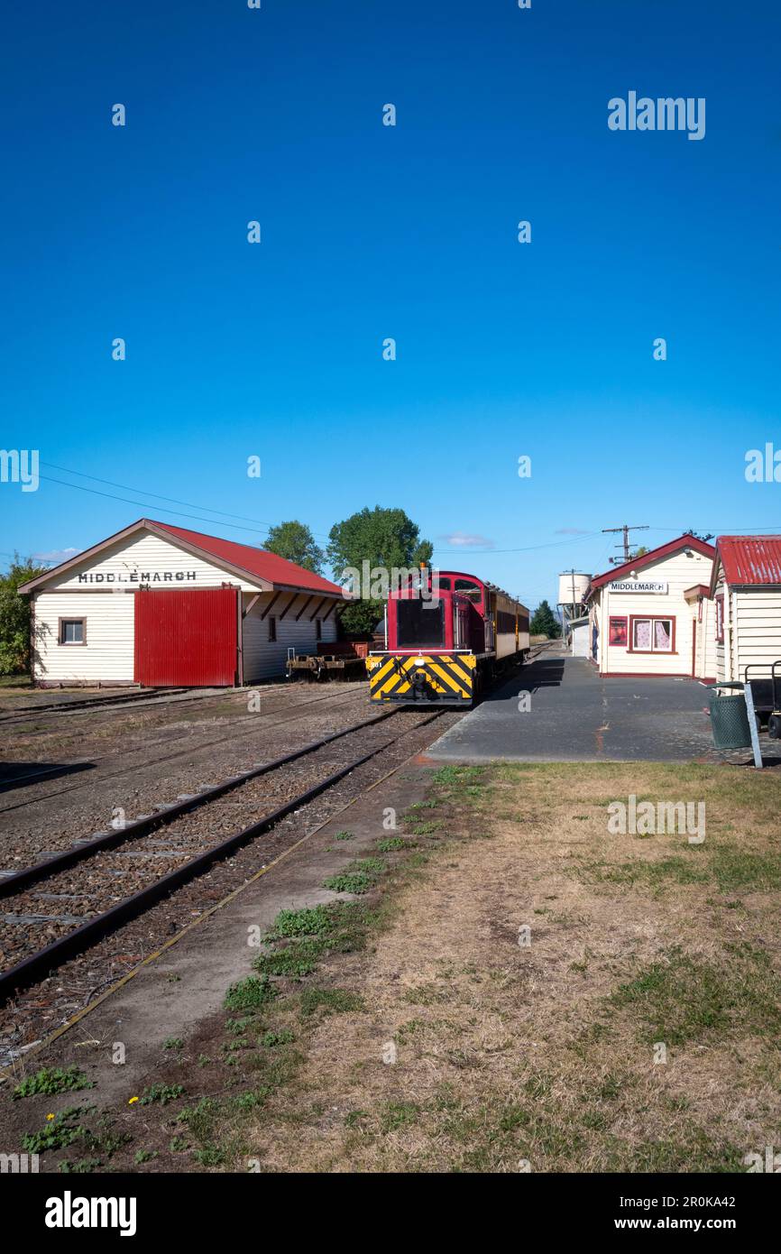 Dieselelektrische Lokomotive und Wagen am Bahnhof Middlemarch, Otago Central Railway und Central Otago Rail Trail, South Island, Neuseeland Stockfoto