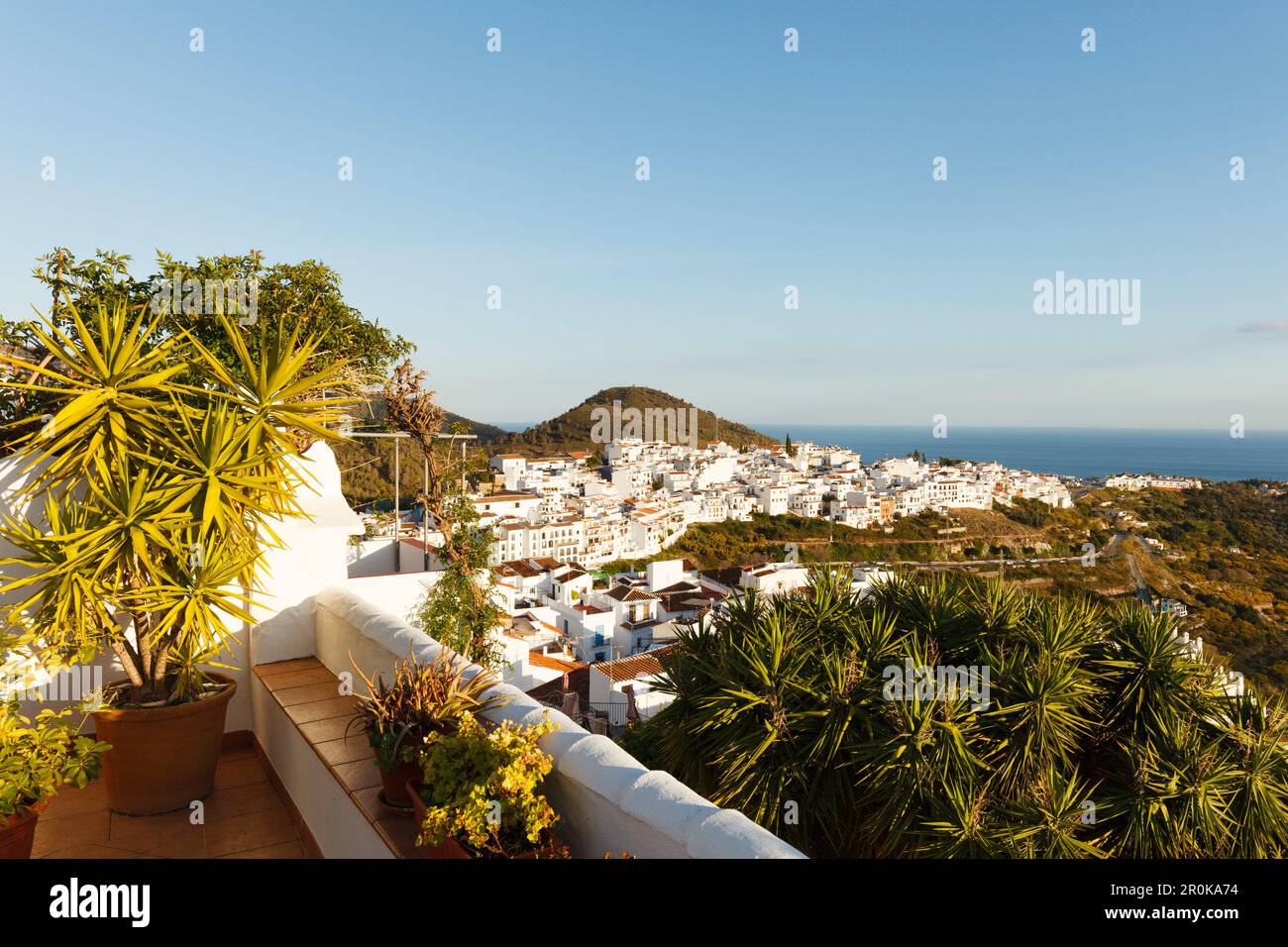 Blick über Frigiliana zum Mittelmeer, Pueblo Blanco, weißes Dorf, Costa del Sol, Malaga Provinz, Andalusien, Spanien, Europa Stockfoto