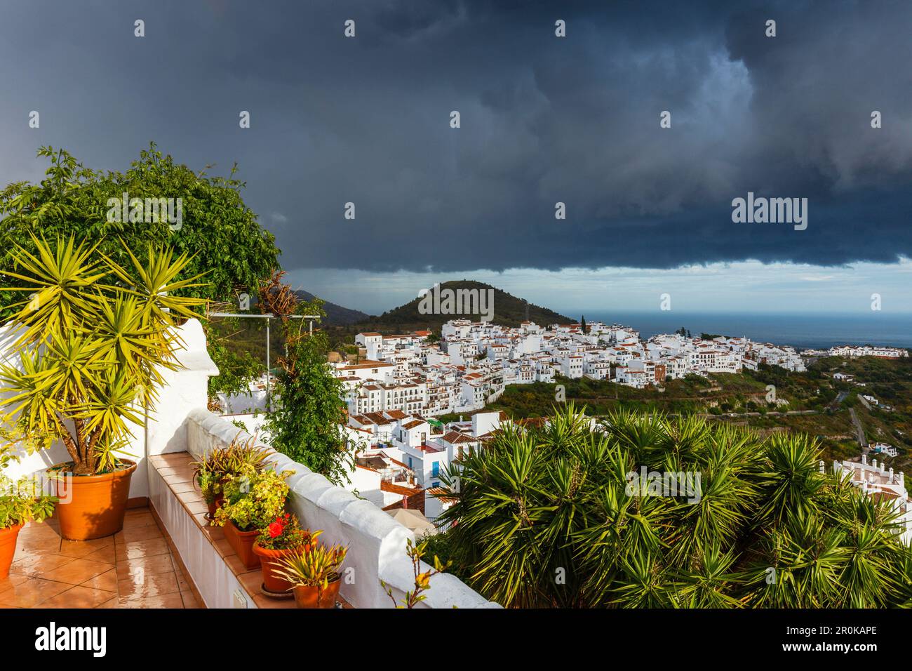 Blick über Frigiliana, Pueblo Blanco, weißes Dorf, Malaga Provinz, Andalusien, Spanien, Europa Stockfoto