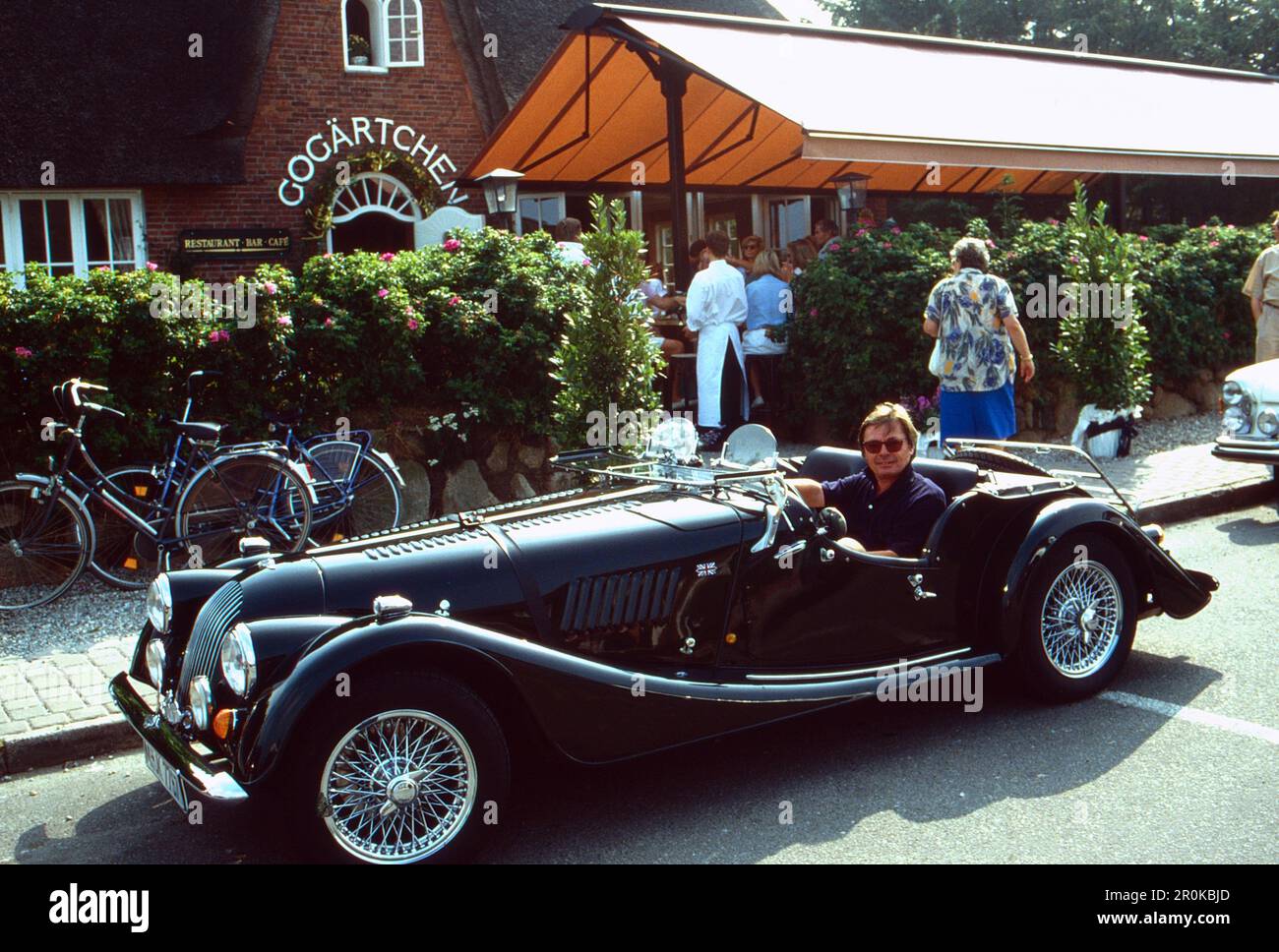 Rolf Seiche, Promi- und Kultwirt, im Oldtimer vor seinen Lokal ...