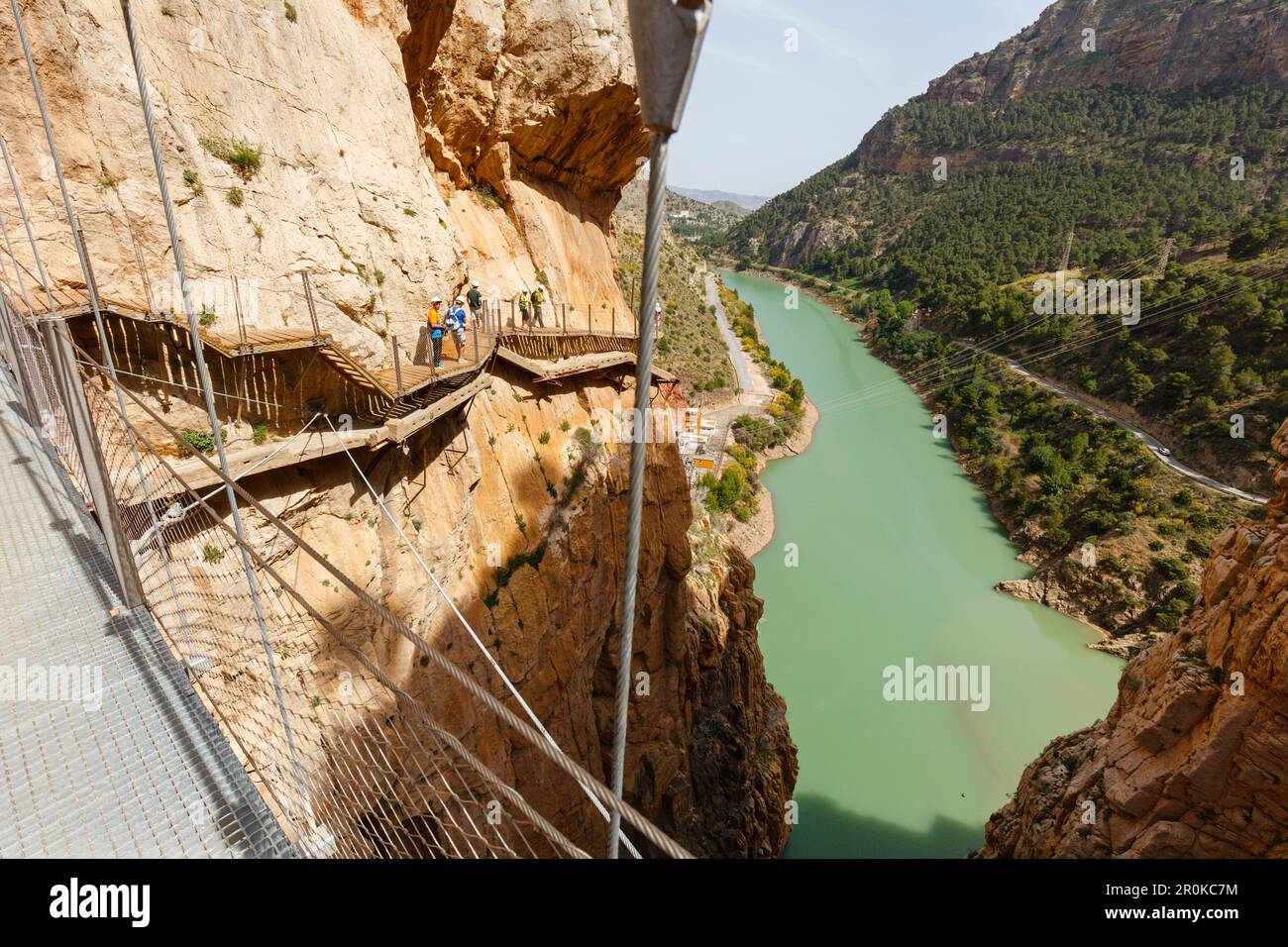 Wanderer überqueren die Brücke auf dem Caminito del Rey, über Ferrata, Wanderweg, Schlucht, Rio Guadalhorce, Fluss, Desfiladero de los Gaitanes, in der Nähe von Ardale Stockfoto