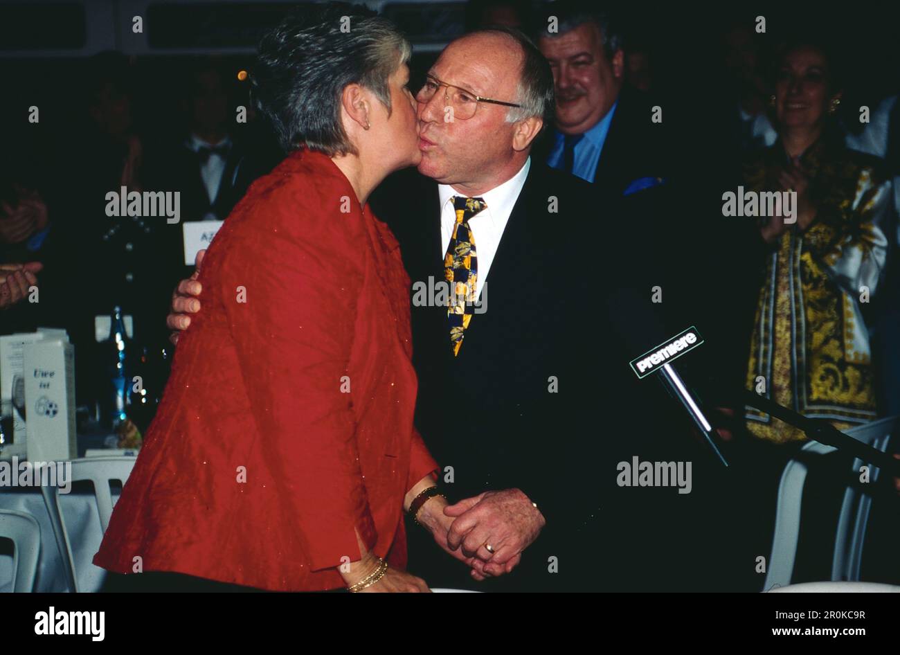 Fußballspieler Uwe Seeler küsst Ehefrau Ilka bei seinen 60. Geburtstag, Hamburg, Deutschland, 1996. Stockfoto