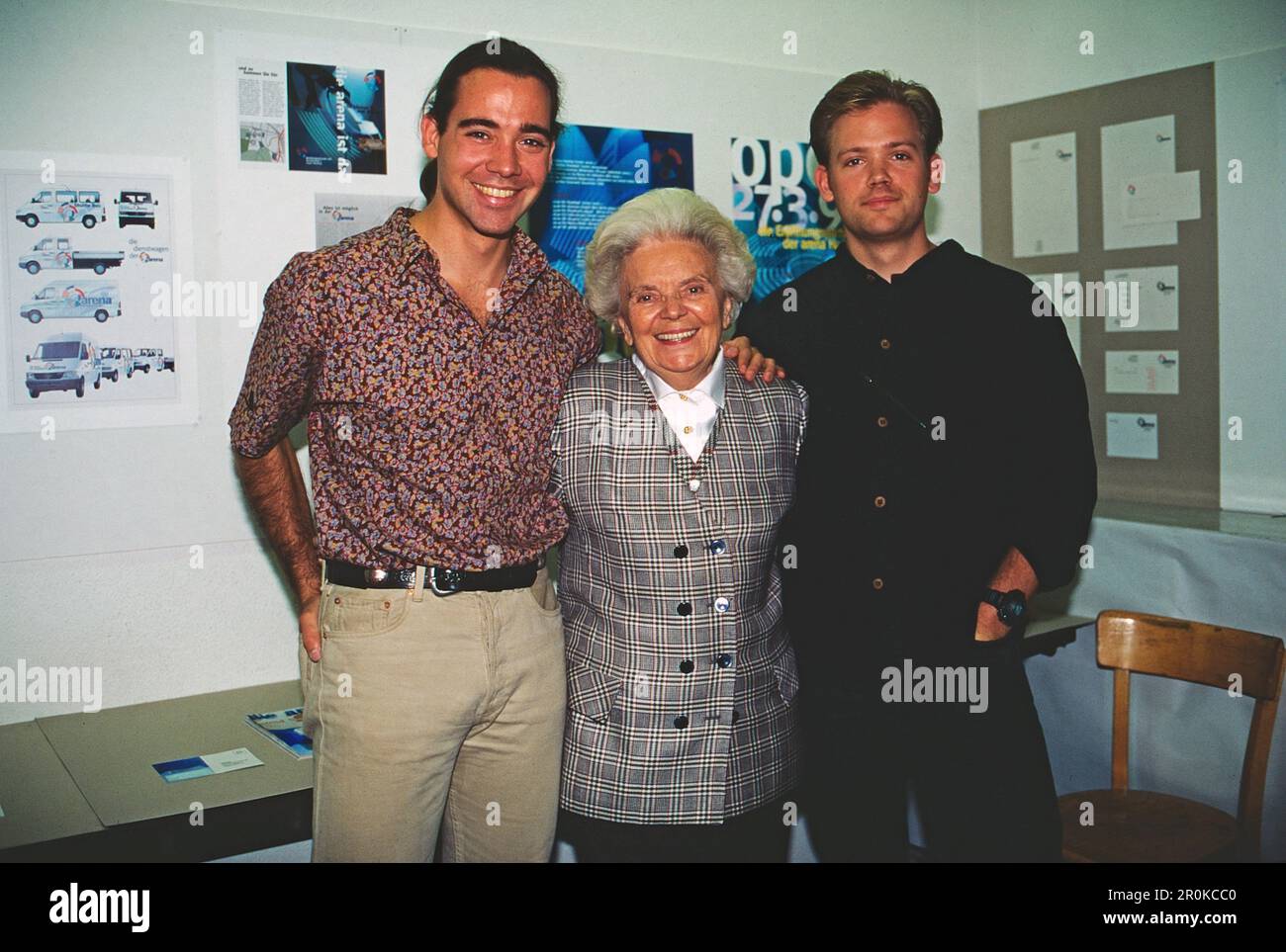 Jan Hinnerk Mahler mit Oma, Volksschauspielerin Heidi Kabel und Bruder Claas Mahler in Hamburg, Deutschland um 1993. Stockfoto