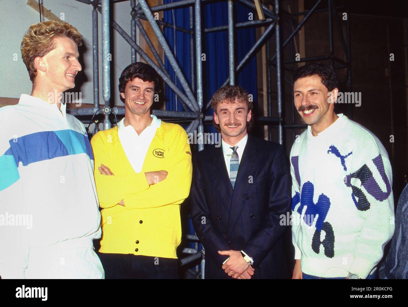 Sportler unter sich: v.l.: Schwimmer Albatros Michael Gross, Ruderer Peter Michael Kolbe, Fußballspieler Rudi Völler und Leichtathlet Harald Schmid bei einer Unterhaltung, Deutschland um 1989. Stockfoto