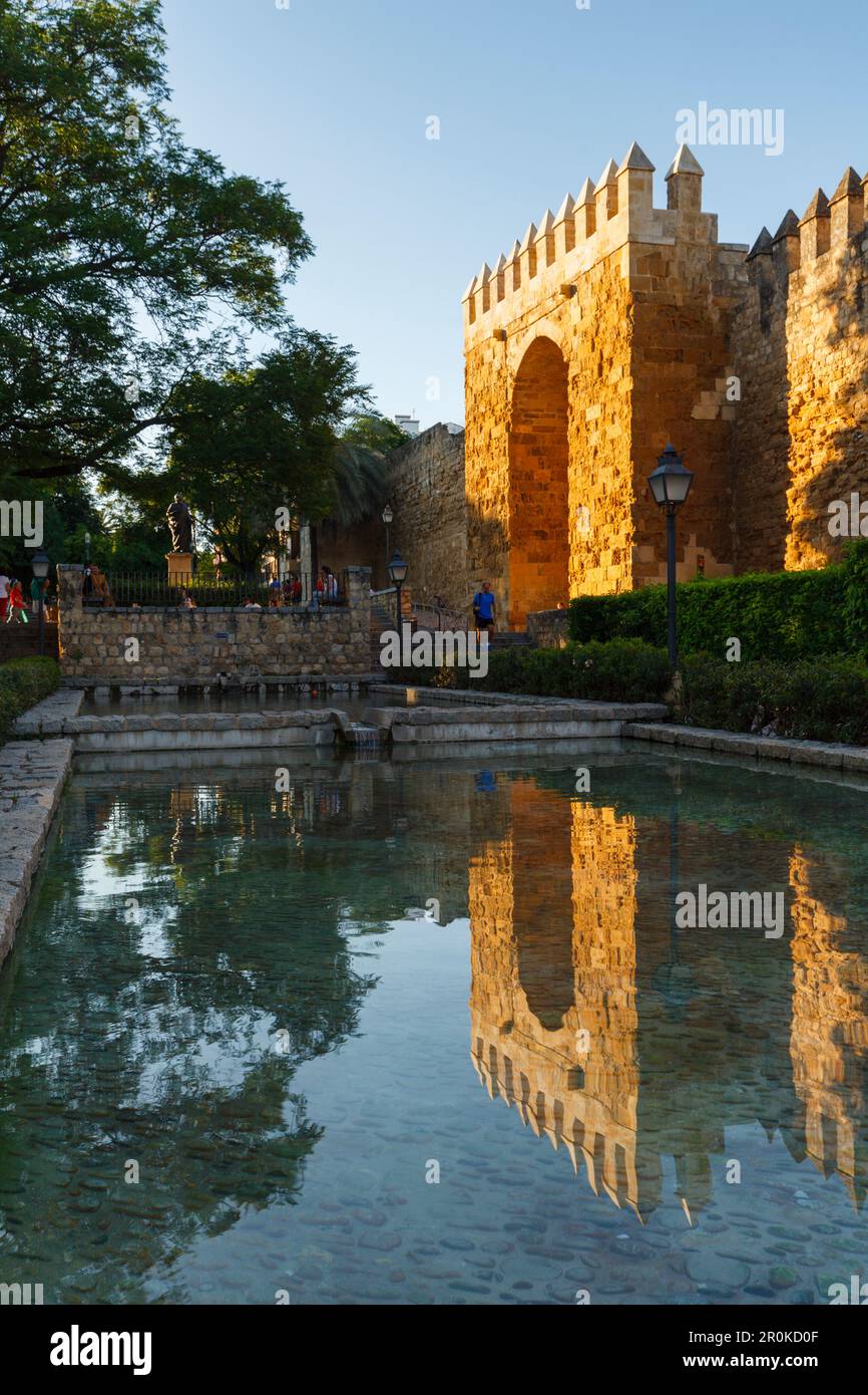Murallas y Puerta de Almodovar, Stadttor und historische Stadtmauer, maurische Architektur im historischen Zentrum von Cordoba, UNESCO-Weltkulturerbe, COR Stockfoto