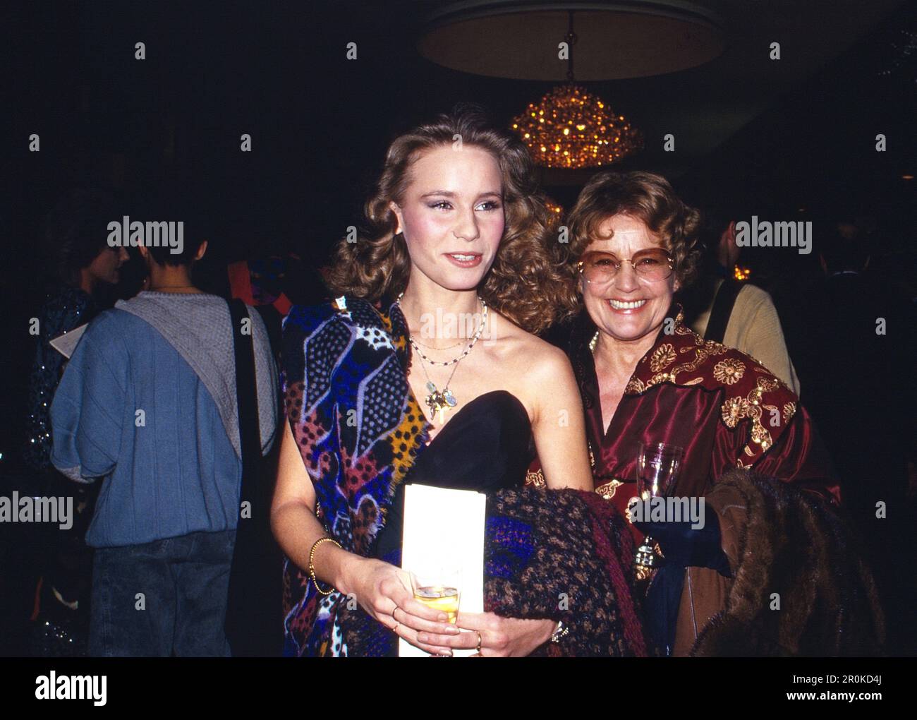 Verleihung der Goldenen Kamera 1986 Uhr 19. Februar 1987 in Berlin, Preisträgerin Marie Theres Relin, österreichische schweizerische Schauspielerin mit ihrer Mutter, Schauspielerin Maria Schell, Deutschland, 1987. Stockfoto