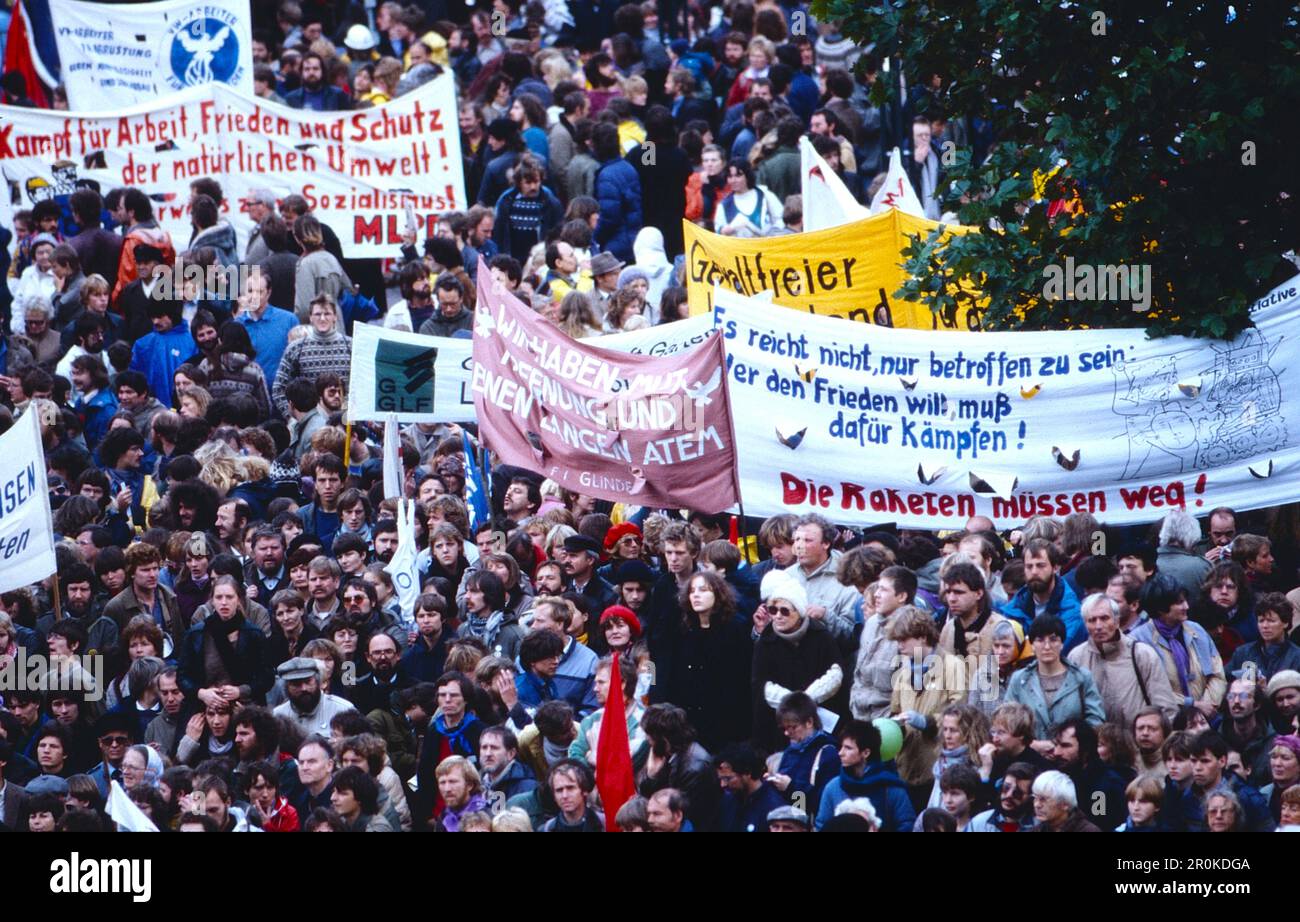 Demonstration für den Frieden, Antikriegs- und Friedensbewegung gegen die Stationierung von Mittelstreckenraketen, größte politische Kundgebung in Hamburg und Bremerhaven im Oktober 1983, im so Heißen Herbst 1983. Stockfoto