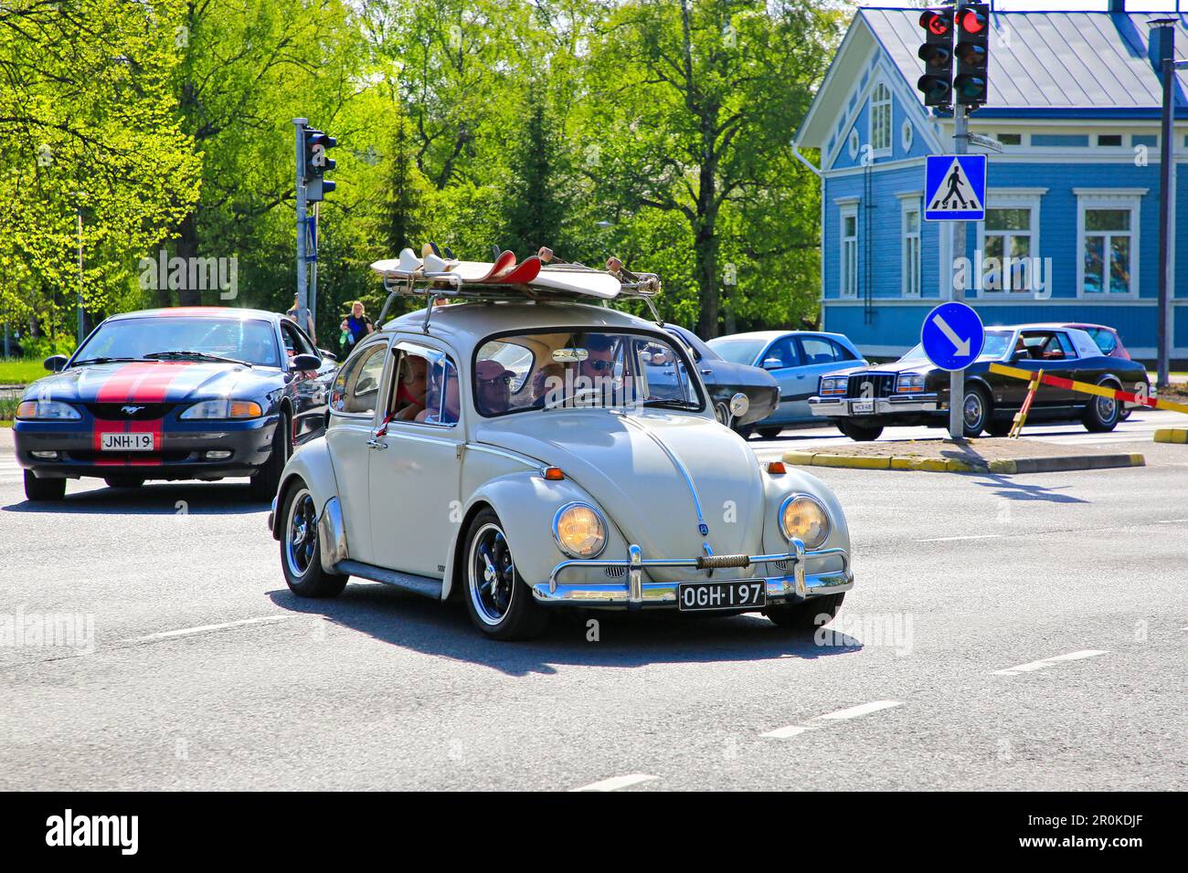 Weißer Volkswagen Käfer und andere Ca 450 Oldtimer, die am Salon Maisema Cruising 2019 teilnehmen, sind im Stadtverkehr vertreten. Salo, Finnland. 18. Mai 201 Stockfoto