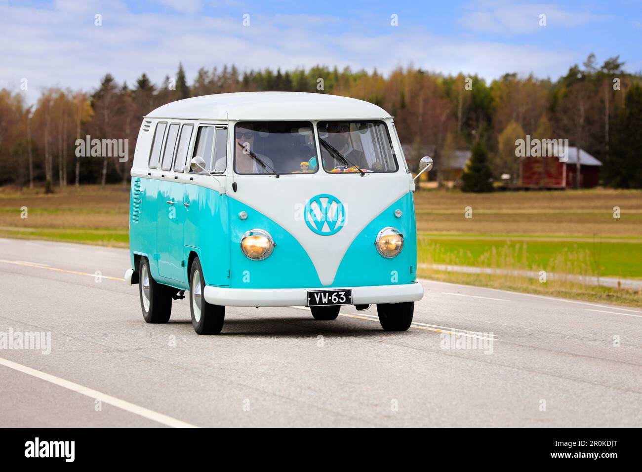 Volkswagen Typ 2 (T1) Transporter Jahr 1963, 1. Generation mit geteilter Windschutzscheibe, auch als Microbus oder Kombi auf der Straße bezeichnet. Salo, Finnland. 1. Mai 23. Stockfoto