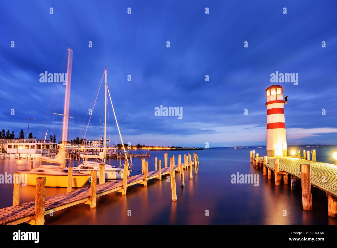 Leuchtturm und Segelboote bei Nacht, Podersdorf, Neusiedlsee, Nationalpark Neusiedlsee, UNESCO-Weltkulturerbe Feresti/Neusiedlersee Kultur Stockfoto