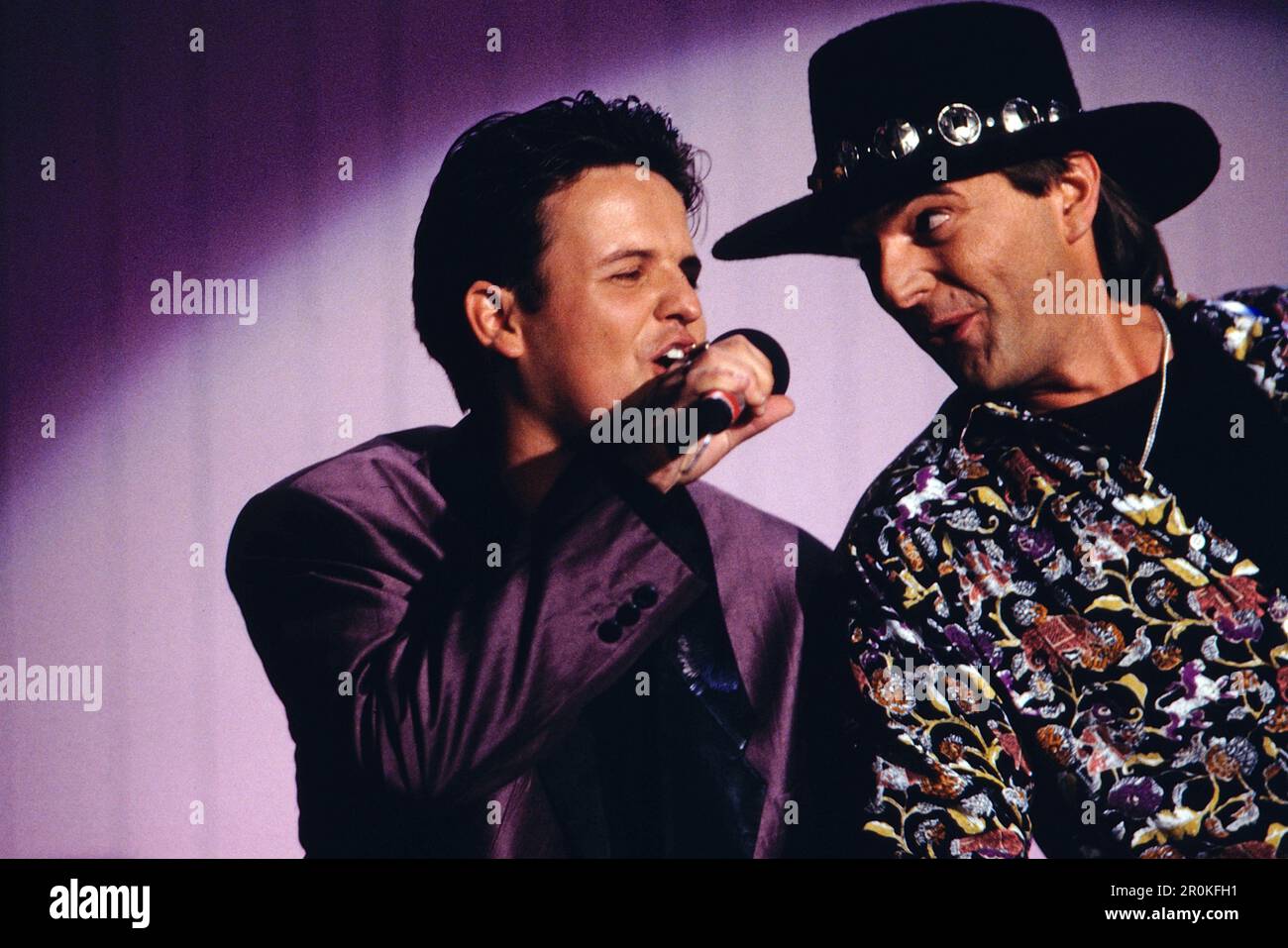 Hitparade, ZDF Musiksendung, Deutschland, 5. September 1990, Auftritt der deutschen Popband Pandance mit Andreas Hinsch, Andy Schwanke und dem Lied: Mach mich verrückt. Hitparade, TV-Musikshow, 5. September 1990, Aufführung der deutschen Band Pandance mit Andreas Hinsch, Andy Schwanke. Stockfoto