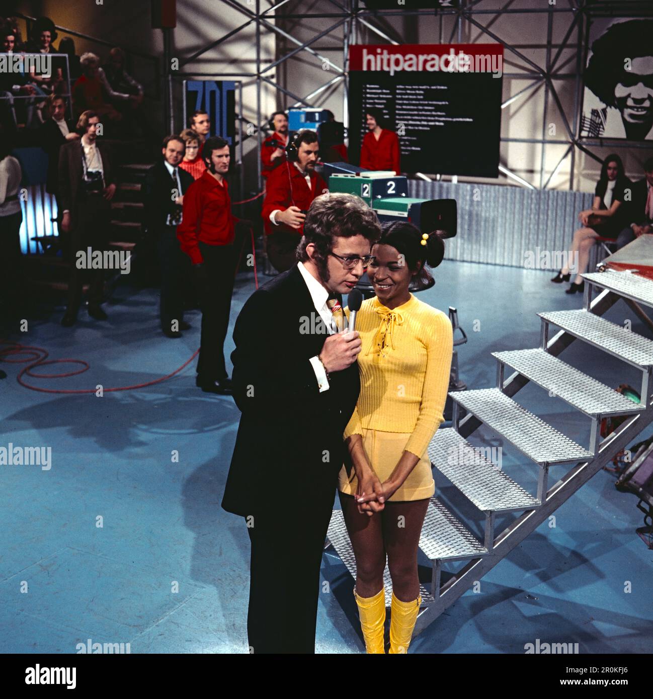 Hitparade, ZDF Musiksendung, Deutschland, 20. Februar 1971, Moderator Dieter Thomas Heck spricht mit der deutschen Schlagersängerin Ramona. Hitparade, TV-Musikshow, Deutschland, 20. Am 1971. Februar spricht der Moderator Dieter Thomas Heck mit Ramona, richtiger Name: Ramona Kraft, deutscher Popsänger. Stockfoto