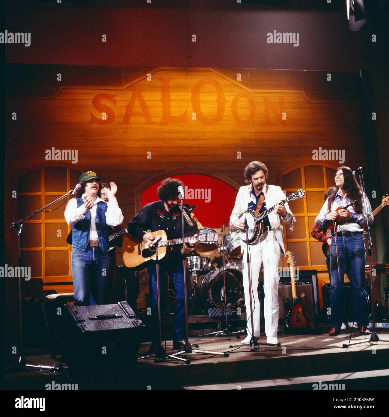 Willie Ray and the Saddle Wores, American Country Swingband, mit mit Rüdiger Helbig, 2. Von rechts mit Banjo, deutscher 5-String-Banjo Spieler , TV-Auftritt, Deutschland, 1980. Willie Ray and the Saddle Wores, American Country Swing Band, TV-Aufführung mit Ruediger Helbig, deutscher 5-String Banjo-Spieler, 2. Von rechts, Deutschland, 1980. Stockfoto