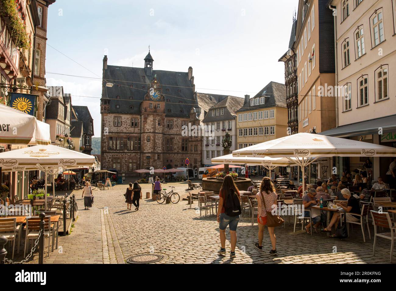 Rathaus, eingerahmt von Fachwerkhäusern auf dem historischen Marktplatz, Marburg, Hessen, Deutschland, Europa Stockfoto