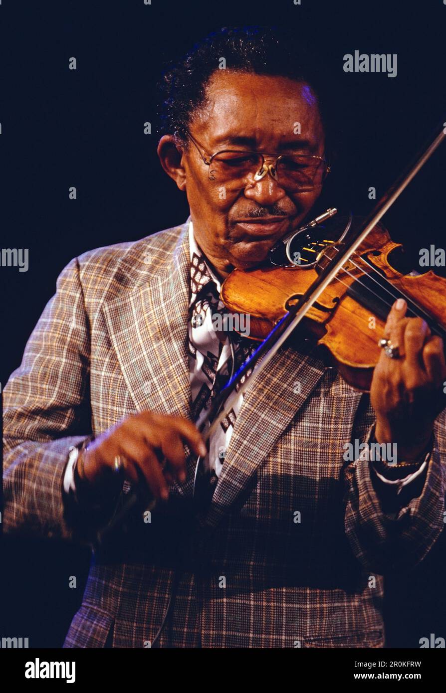 Jazz Fest Berlin, Philharmonie, Deutschland, 1988, Claude Williams, Auch Claude Fiddler Williams, amerikanischer Jazz-Violinist, spielt mit David Grisman Quartett. Jazz Fest Berlin, Philharmonie, Deutschland, 1988, Claude Williams alias Claude Fiddler Williams, American Jazz Violinist, Aufführung mit David Grisman Quartet. Stockfoto