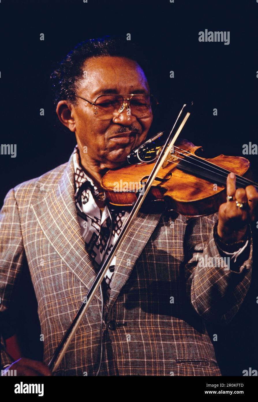 Jazz Fest Berlin, Philharmonie, Deutschland, 1988, Claude Williams, Auch Claude Fiddler Williams, amerikanischer Jazz-Violinist, spielt mit David Grisman Quartett. Jazz Fest Berlin, Philharmonie, Deutschland, 1988, Claude Williams alias Claude Fiddler Williams, American Jazz Violinist, Aufführung mit David Grisman Quartet. Stockfoto