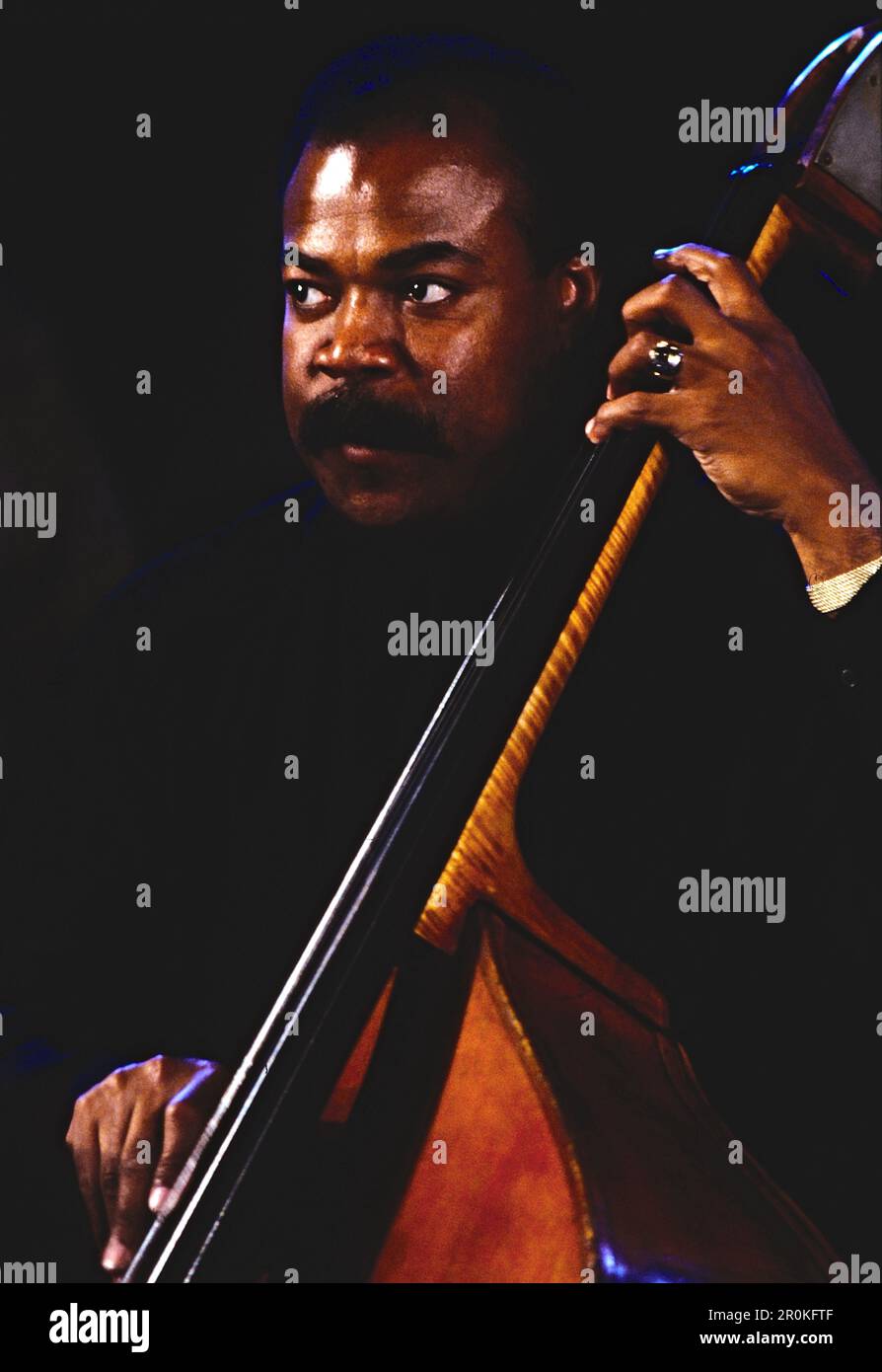 Jazz Fest Berlin, Philharmonie, Deutschland, 1987, Tyrone Brown, Amerikanischer Jazzbassist, Auftritt mit dem Jahrhundertwandorchester. Jazz Fest Berlin, Philharmonie, Deutschland, 1987, Tyrone Brown, American Jazz Bassist, Aufführung mit dem Change of the Century Orchestra. Stockfoto
