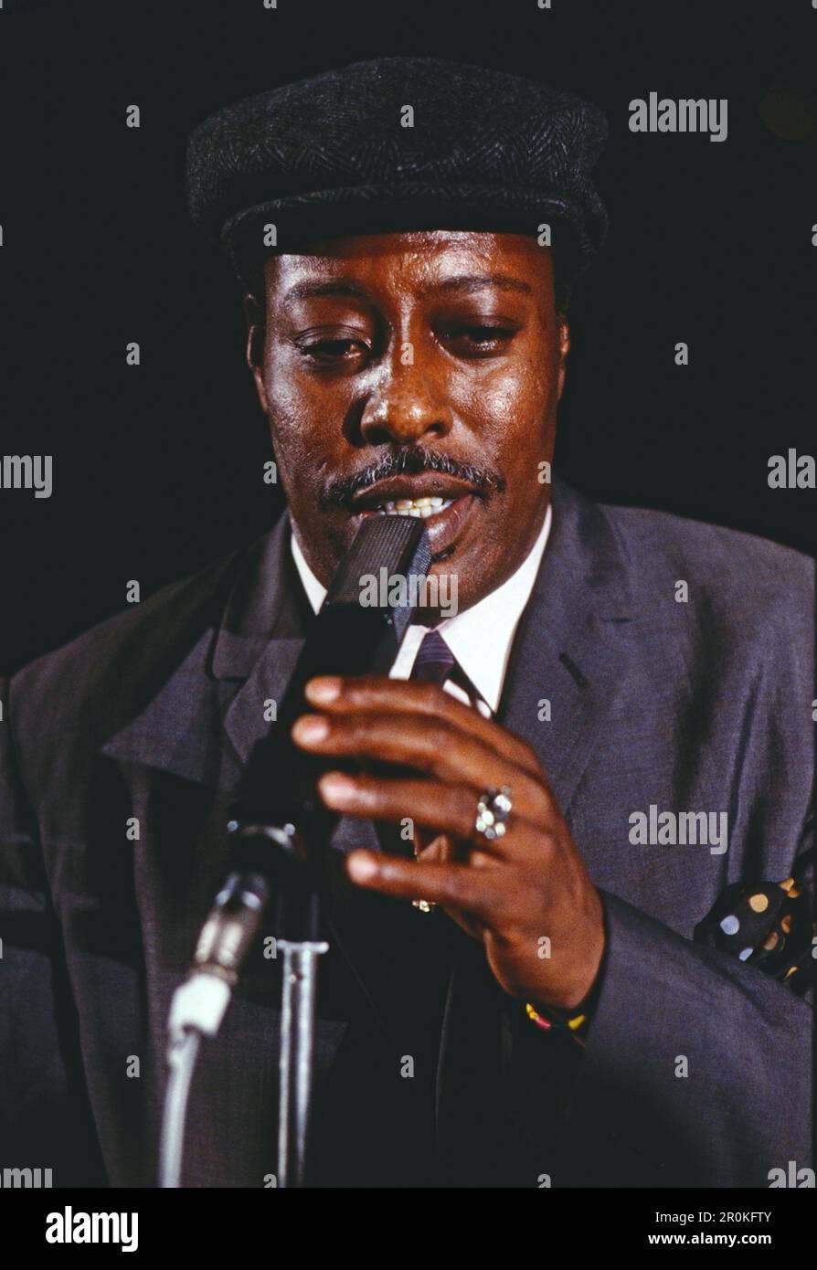 Jazz Fest Berlin, Philharmonie, Deutschland, 1987, Leon Thomas, Auch Amos Leon Thomas, amerikanischer Jazzsänger, Auftritt mit Change of the Century Orchestra. Jazz Fest Berlin, Philharmonie, Deutschland, 1987, Leon Thomas, Alias Amos Leon Thomas, amerikanischer Jazzsänger, Aufführung beim Change of the Century Orchestra. Stockfoto