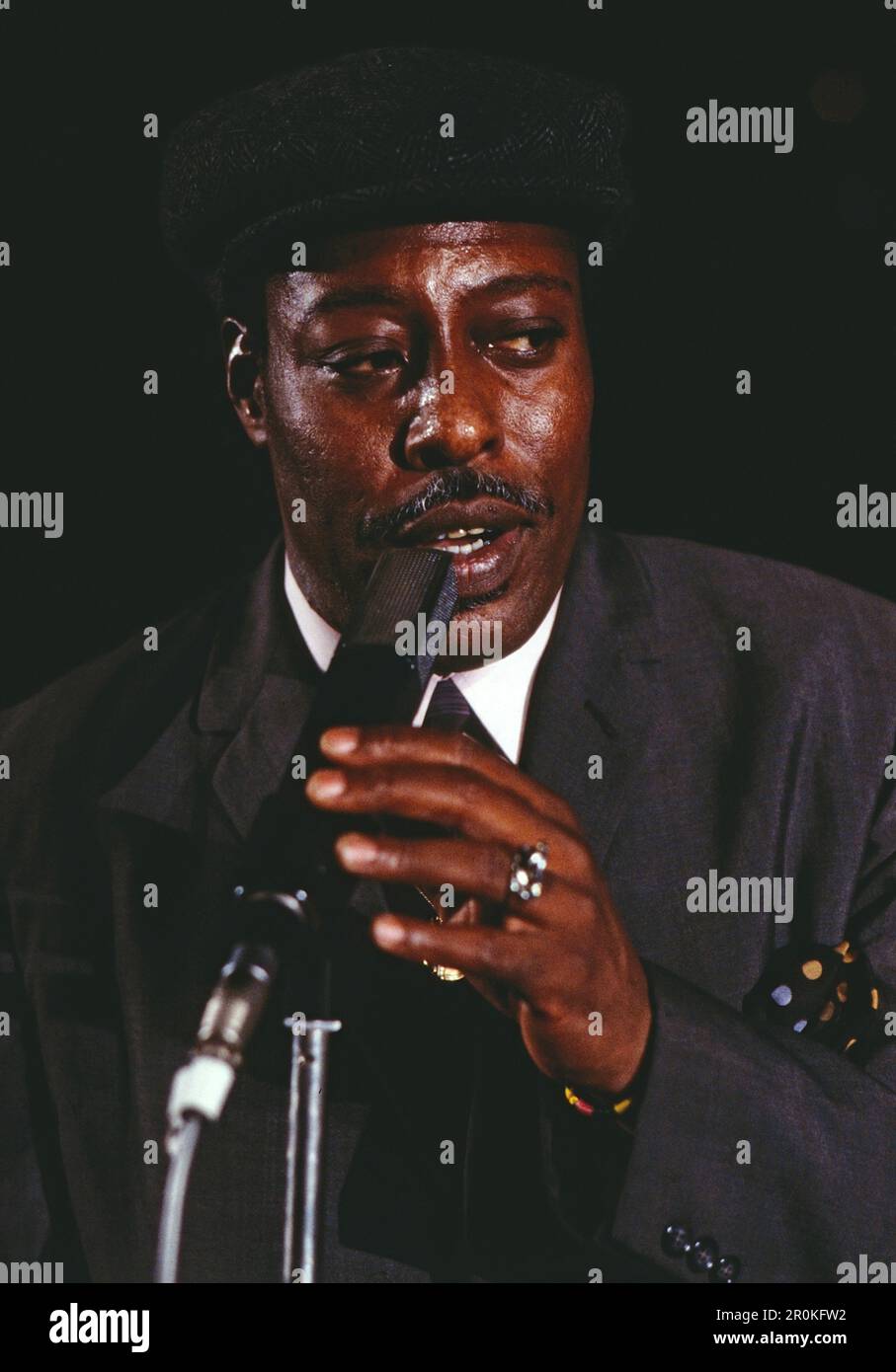 Jazz Fest Berlin, Philharmonie, Deutschland, 1987, Leon Thomas, Auch Amos Leon Thomas, amerikanischer Jazzsänger, Auftritt mit Change of the Century Orchestra. Jazz Fest Berlin, Philharmonie, Deutschland, 1987, Leon Thomas, Alias Amos Leon Thomas, amerikanischer Jazzsänger, Aufführung beim Change of the Century Orchestra. Stockfoto