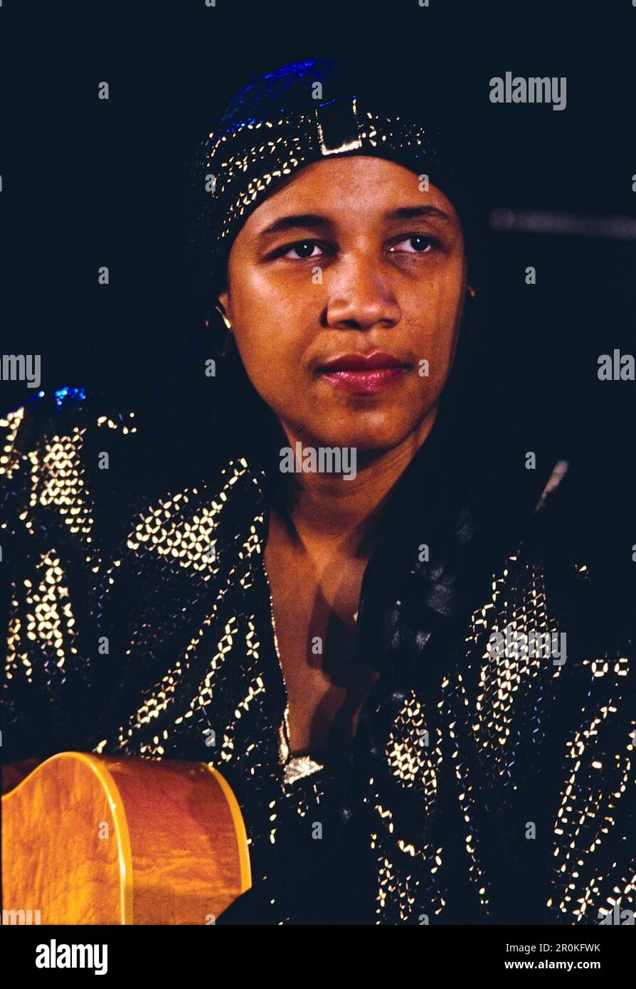 Jazz Fest Berlin, Philharmonie, Deutschland, 1987, Monette Sudler, Amerikanisches Jazzgitarristin, Jazzsängerin, Auftritt mit Change of the Century Orchestra. Jazz Fest Berlin, Philharmonie, Deutschland, 1987, Monette Leigh Sudler, American Jazz Gitarrist und Jazzsänger, Aufführung mit dem Change of the Century Orchestra. Stockfoto