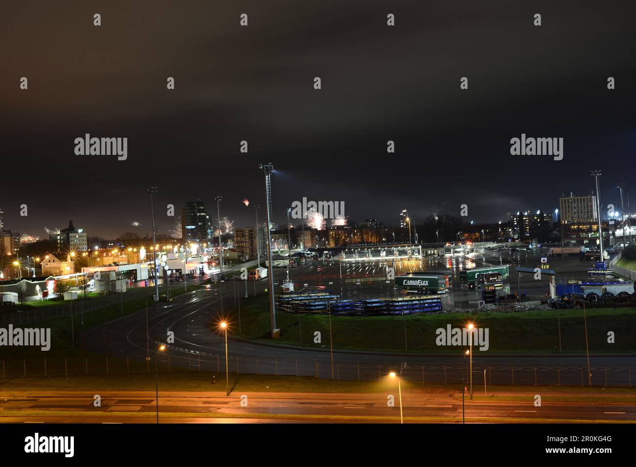 Hafen bei Nacht. Stockfoto