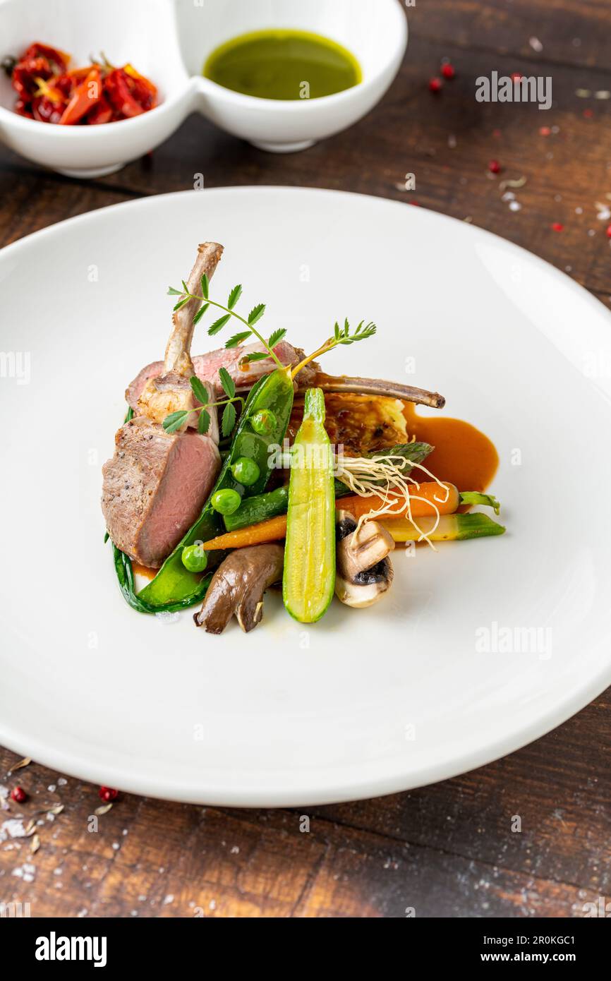 Lammkoteletts mit verschiedenen Gemüsesorten in einem feinen Restaurant Stockfoto