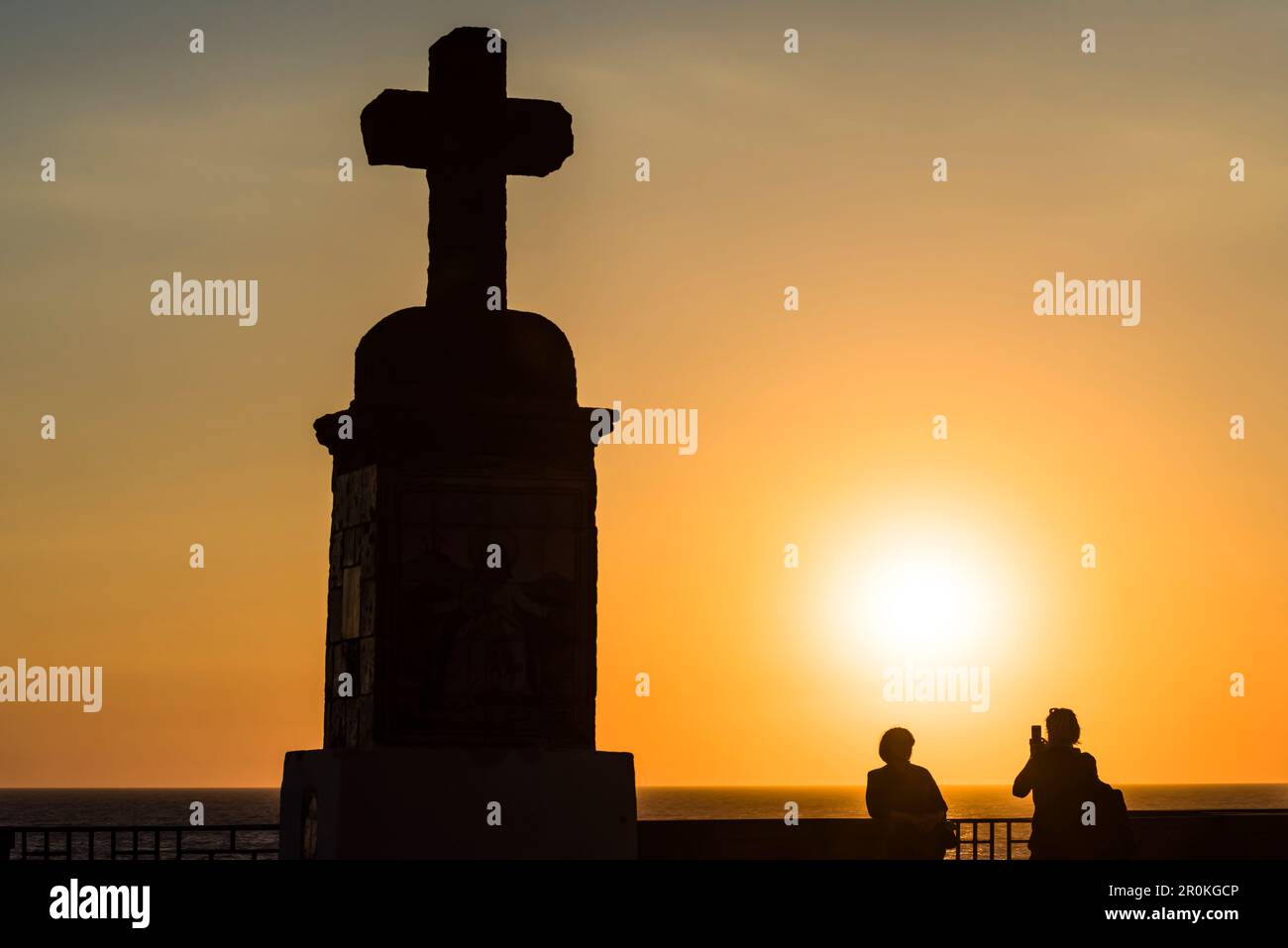Touristen machen Fotos von der Kirche Chiesa del Soccorso, Forio, Ischia, dem Golf von Neapel, Kampanien, Italien Stockfoto