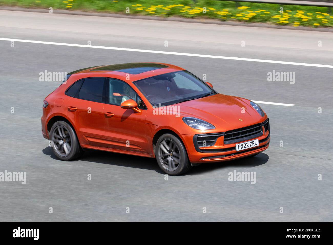 2022 PORSCHE Orange Macan S-A, PDK Auto Start/Stop Car SUV Benzinmotor 1984 cm3; Fahrt auf der Autobahn M61, Großbritannien Stockfoto