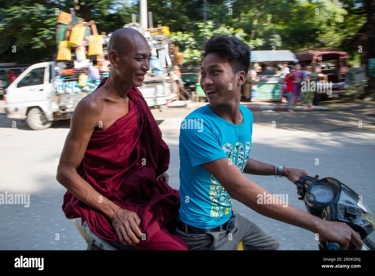 Junger Mann und alter buddhistischer Mönch auf Motorrad, Mandalay, Mandalay, Myanmar Stockfoto
