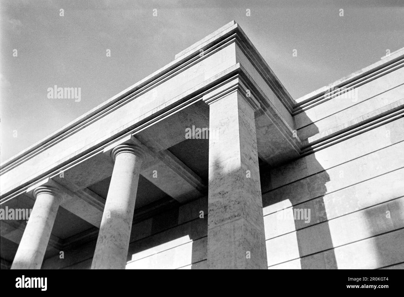 Blick auf die Unterseite des Säulengangs des Hauses der Deutschen Kunst, heutzutage Haus der Kunst, die Kassetten des Säulengangs noch ohne nationalsozialistische Ornamente, München 1936. Blick auf die Unterseite der Portiko des Hauses der Deutschen Kunst, jetzt Haus der Kunst, die Kassen der Kolonnaden noch ohne nationalsozialistische Ornamente, München 1936. Stockfoto