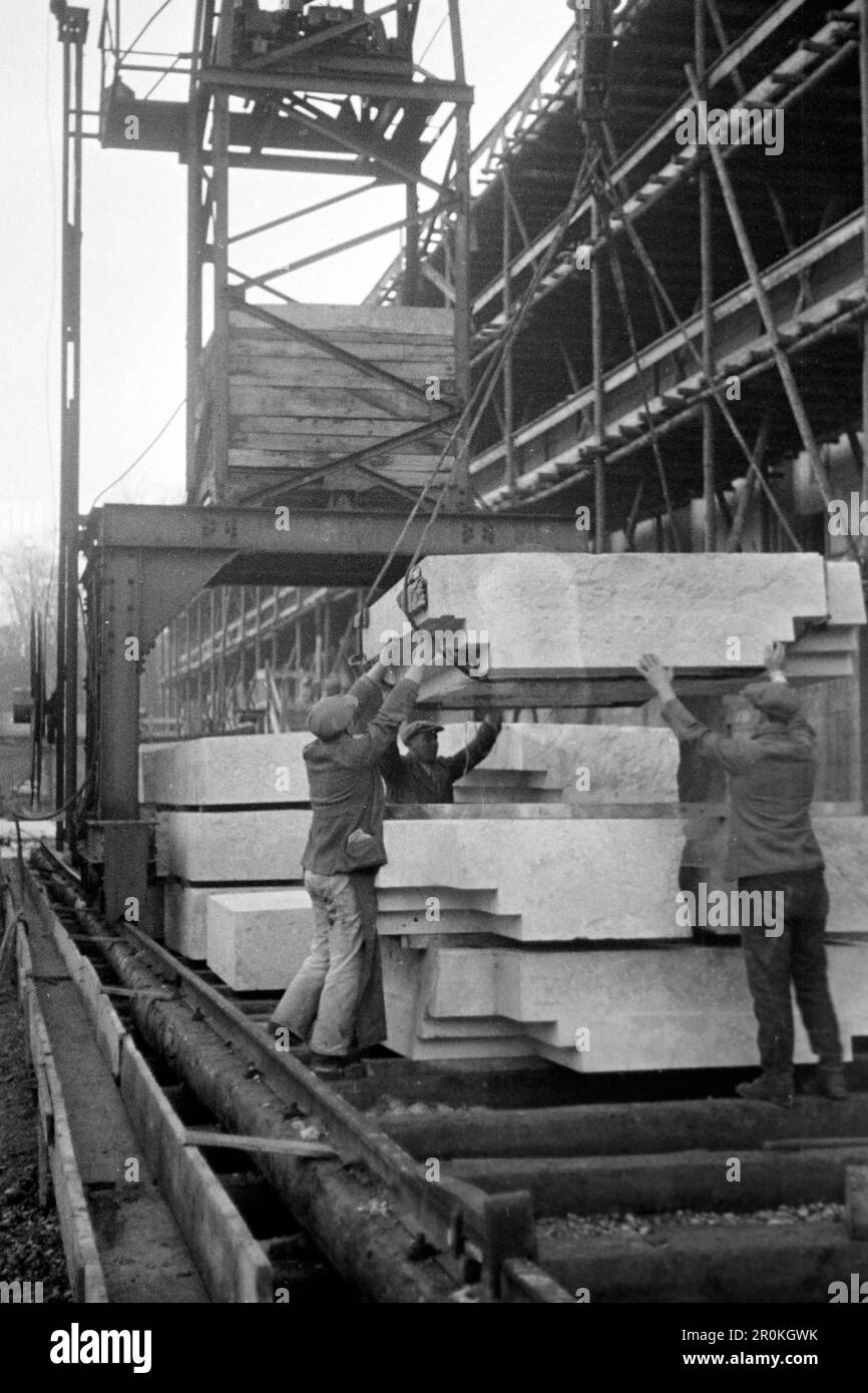 Bauarbeiter bewegen Granitblöcke auf der Baustelle des Hauses der Deutschen Kunst, heutzutage Haus der Kunst, München 1936. Bauarbeiter, die Granitblöcke auf der Baustelle des Hauses der Deutschen Kunst, jetzt Haus der Kunst, München 1936, bewegen. Stockfoto