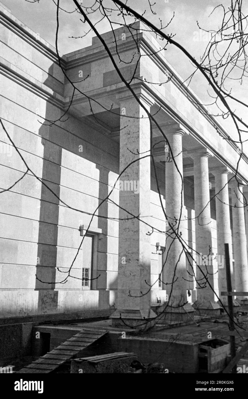 Der Säulengang des Portikus des Hauses der Deutschen Kunst, heutzutage Haus der Kunst, im Sonnenschein, die Freitreppe ist noch nicht fertiggestellt, München 1936. Die Kolonnade auf der Portiko des Hauses der Deutschen Kunst, jetzt Haus der Kunst, in der Sonne, die Schreckschlange noch nicht vollendet, München 1936. Stockfoto