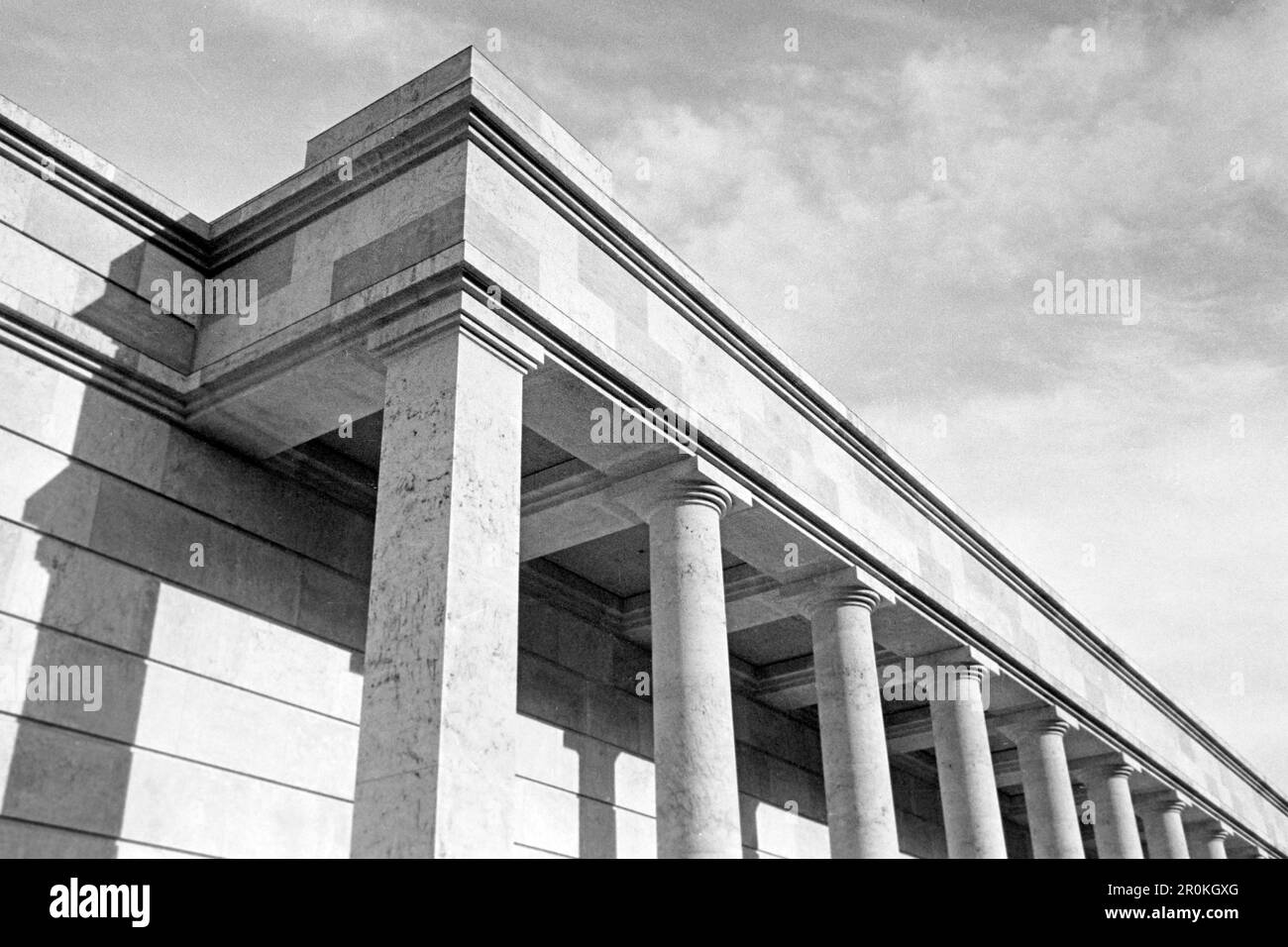 Blick auf die Unterseite des Säulengangs des Hauses der Deutschen Kunst, heutzutage Haus der Kunst, die Kassetten des Säulengangs noch ohne nationalsozialistische Ornamente, München 1936. Blick auf die Unterseite der Portiko des Hauses der Deutschen Kunst, jetzt Haus der Kunst, die Kassen der Kolonnaden noch ohne nationalsozialistische Ornamente, München 1936. Stockfoto