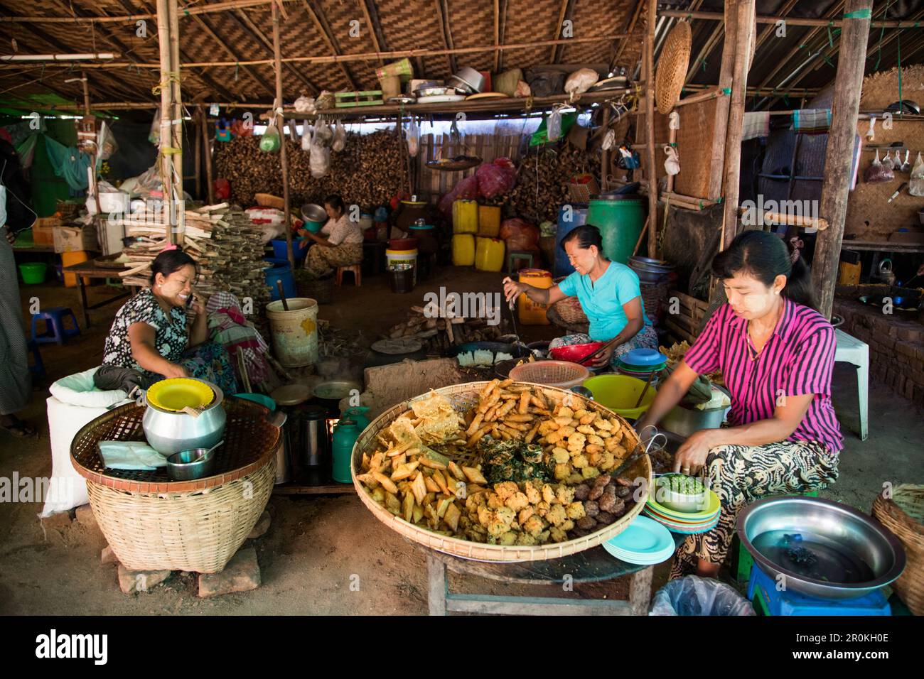 Vegetarische Samosas und andere Snacks werden auf dem Markt Nyaung-U in der Nähe von Bagan, Mandalay, Myanmar frittiert Stockfoto