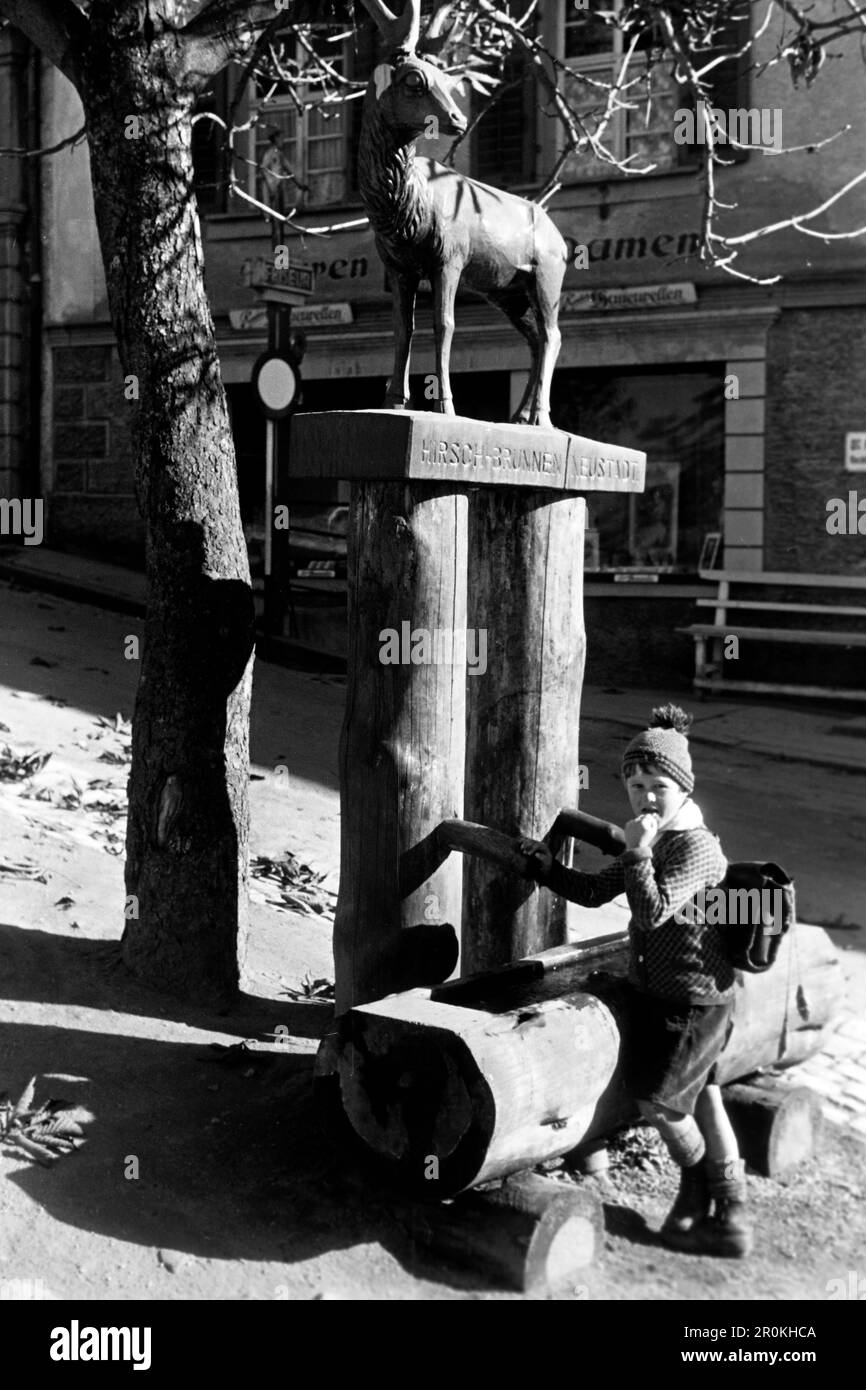 Ein Junge steht am Neustädter Hirschbrunnen, 1938. Ein Junge steht am Neustadt-Hirschbrunnen, 1938. Stockfoto